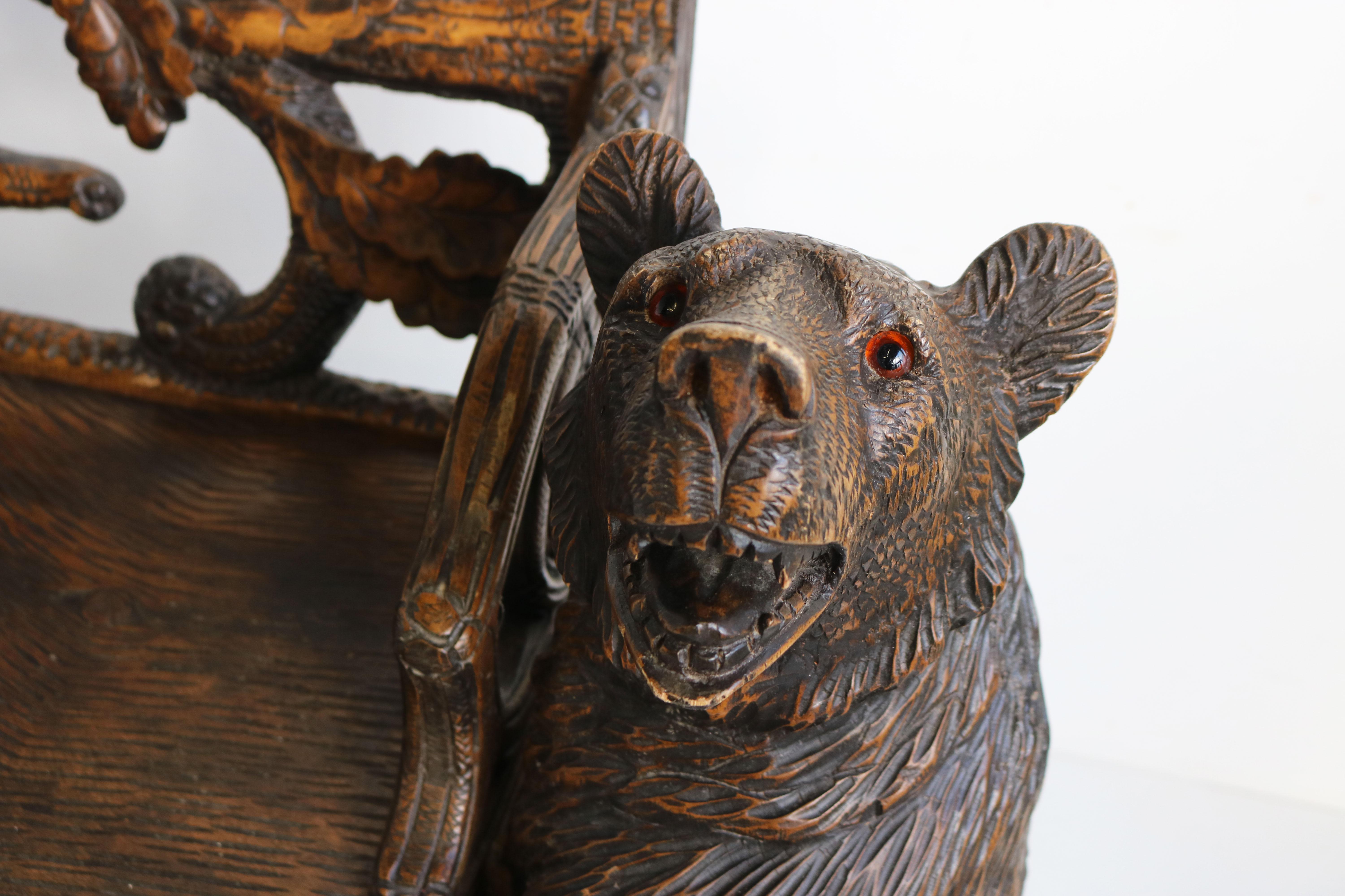 Sculpté Fauteuil de salon ancien en bois de la Forêt Noire avec canapé ours suisse sculpté du 20ème siècle en vente