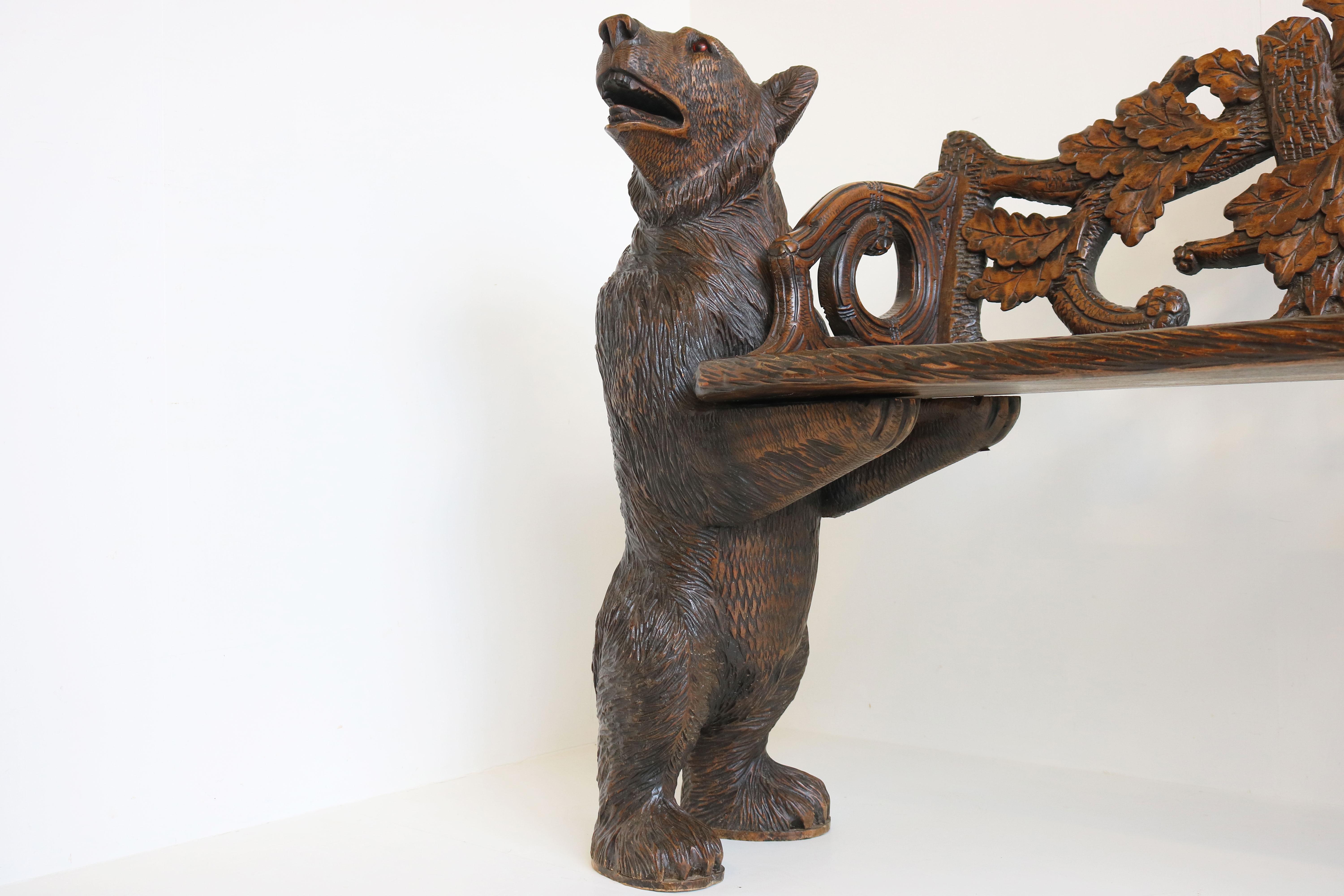 Fauteuil de salon ancien en bois de la Forêt Noire avec canapé ours suisse sculpté du 20ème siècle en vente 1