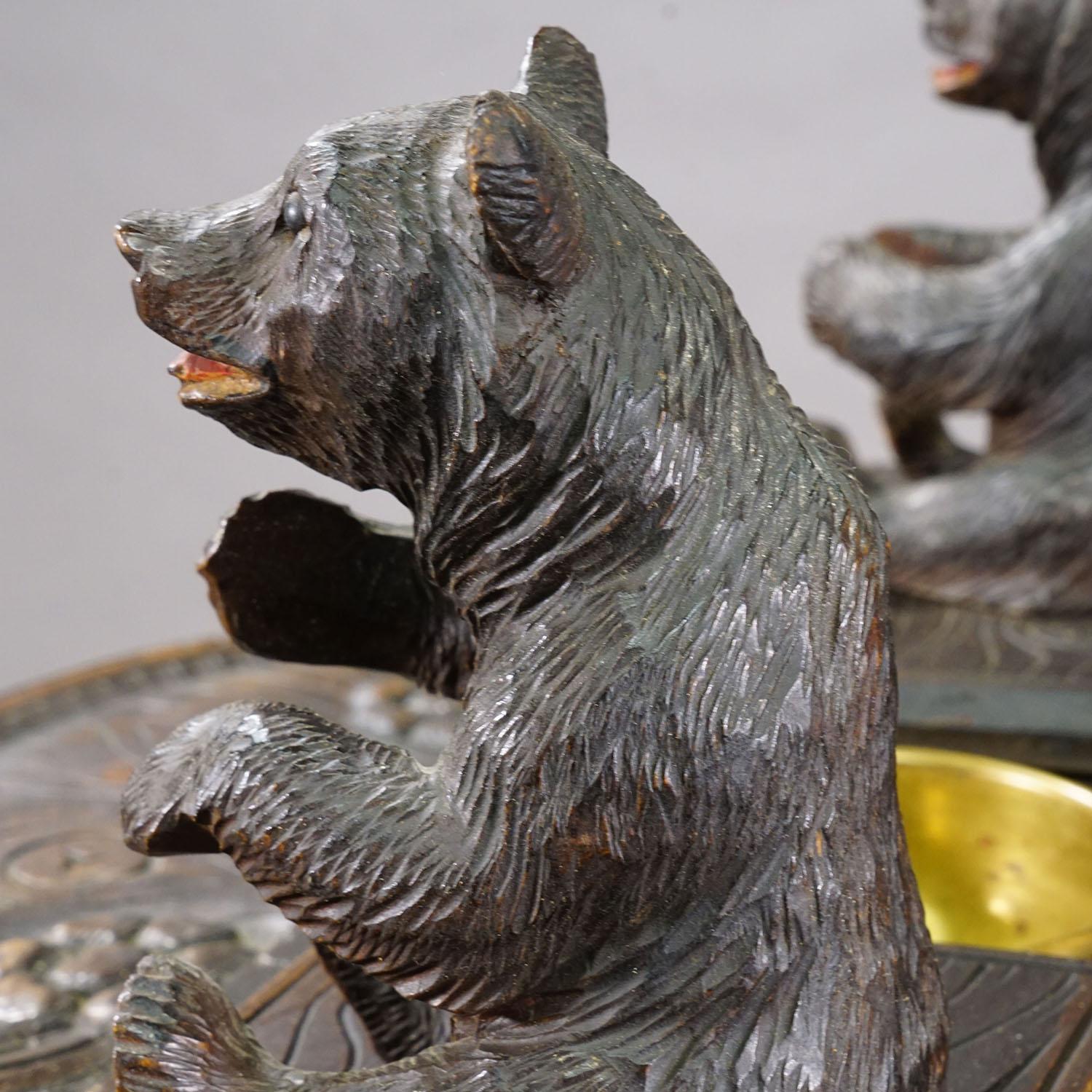 Antigua mesa auxiliar / de fumar con oso tallado Black Forest, ca. 1900 en venta 4
