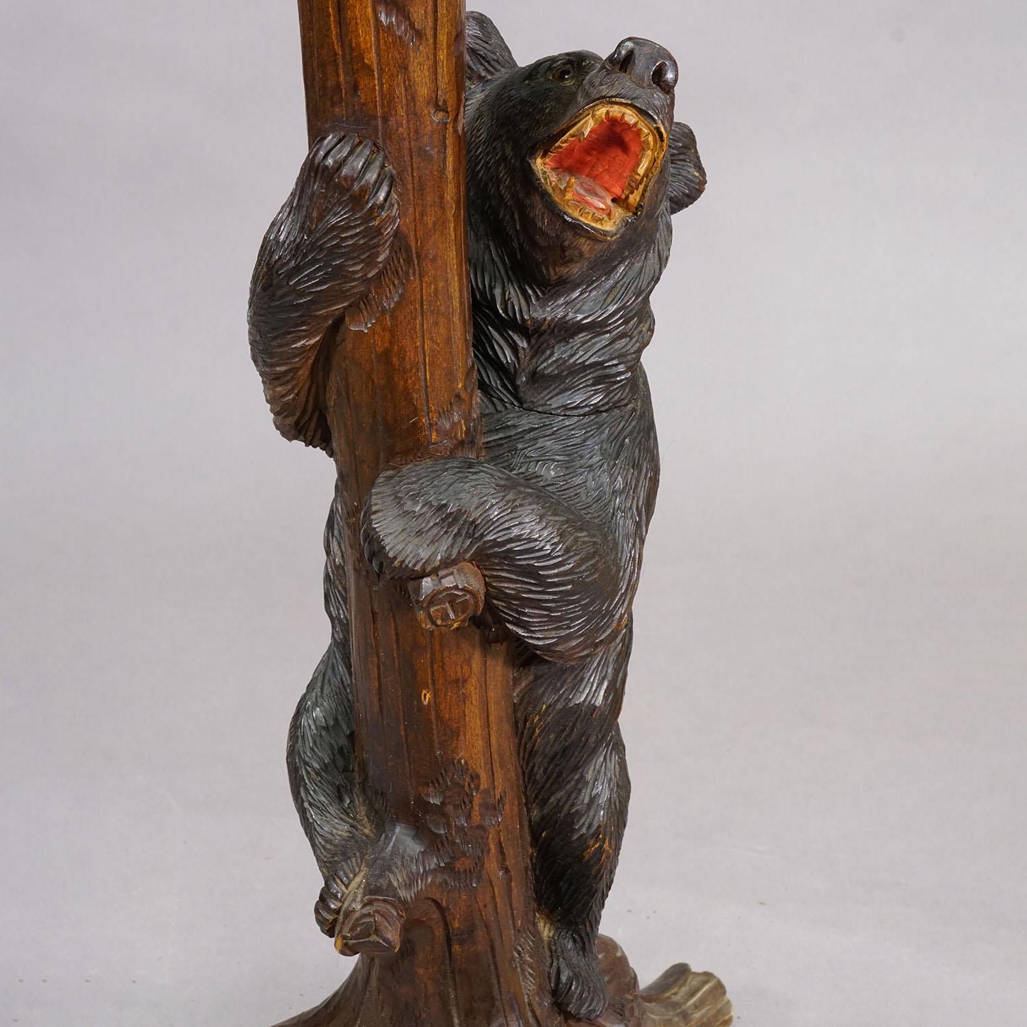 Antigua mesa auxiliar / de fumar con oso tallado Black Forest, ca. 1900 en venta 5