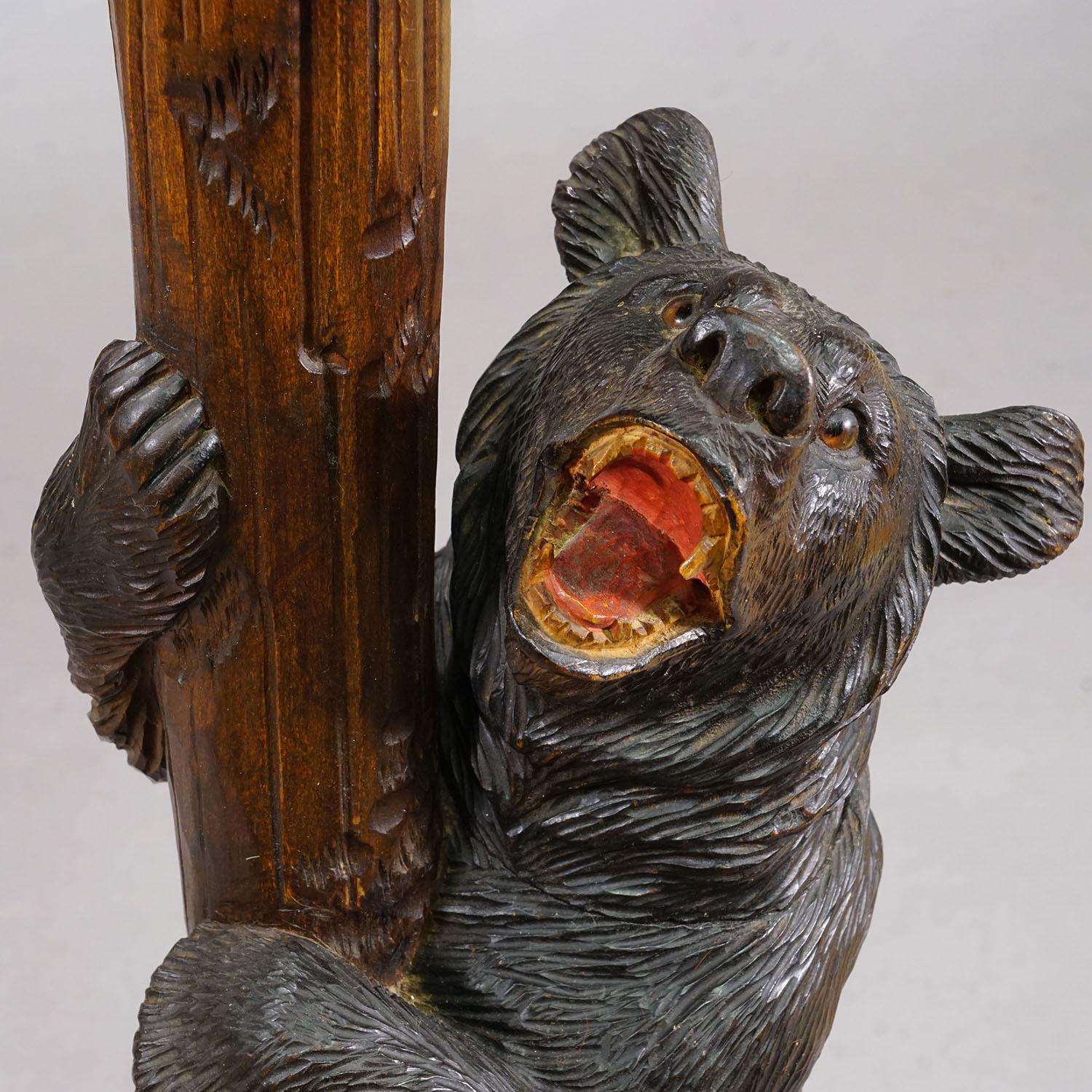 Antigua mesa auxiliar / de fumar con oso tallado Black Forest, ca. 1900 Bosque negro en venta