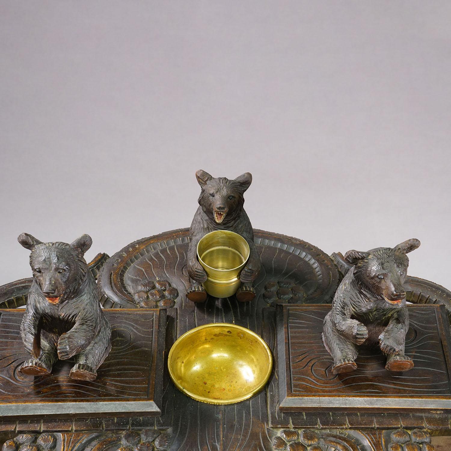 Antigua mesa auxiliar / de fumar con oso tallado Black Forest, ca. 1900 Suizo en venta