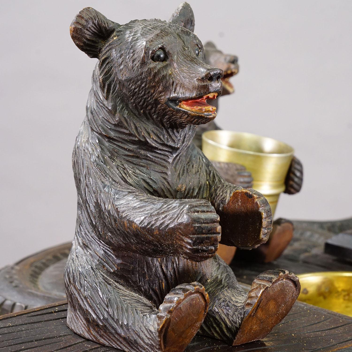 Antigua mesa auxiliar / de fumar con oso tallado Black Forest, ca. 1900 principios del siglo XX en venta