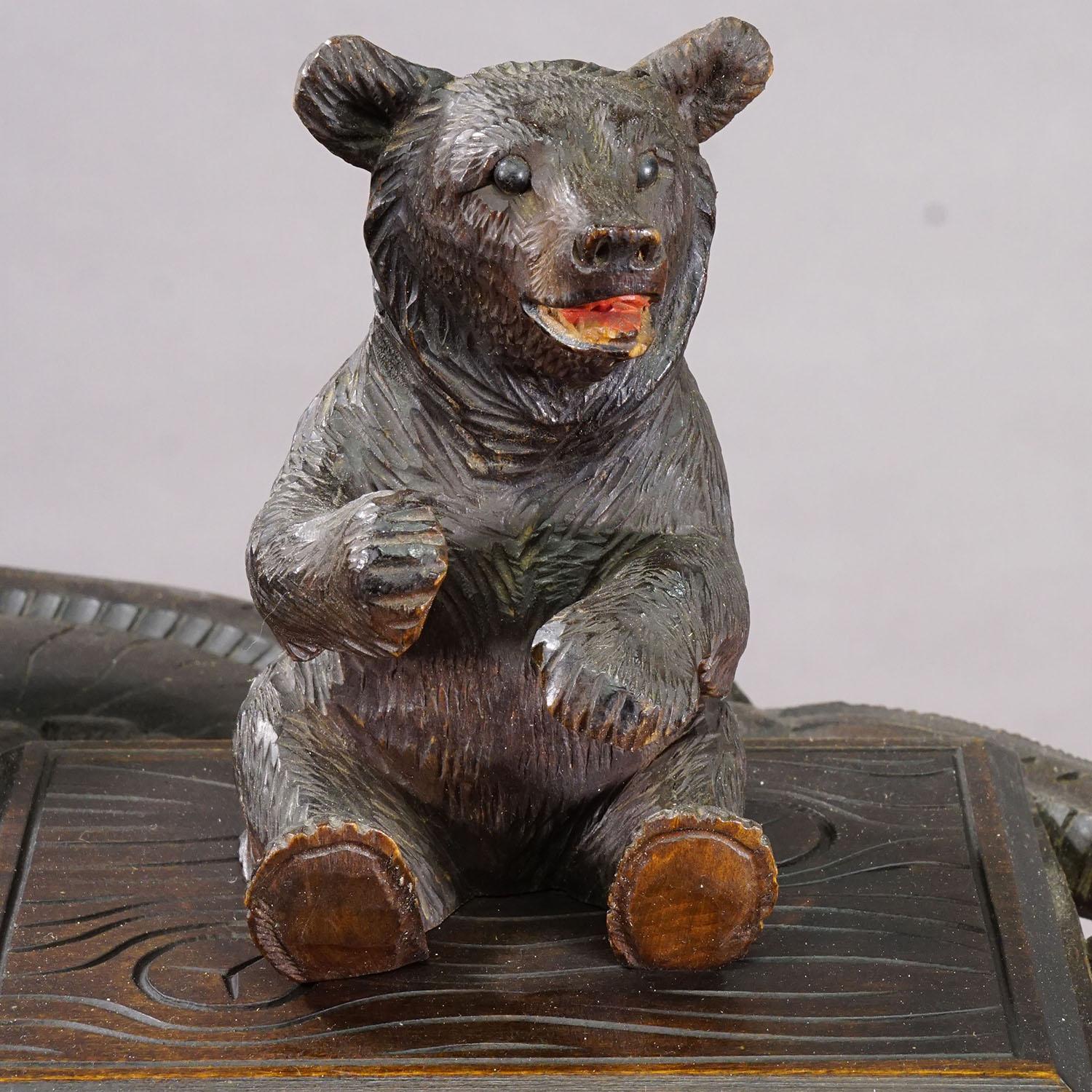 Antigua mesa auxiliar / de fumar con oso tallado Black Forest, ca. 1900 Madera en venta