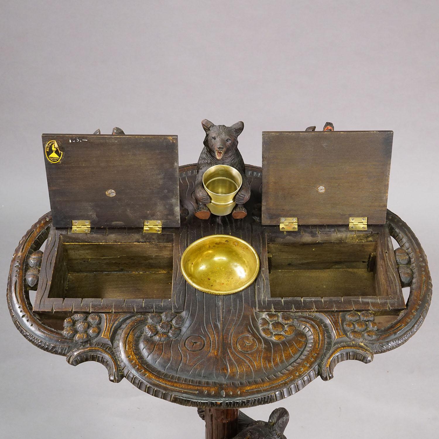 Antigua mesa auxiliar / de fumar con oso tallado Black Forest, ca. 1900 en venta 1