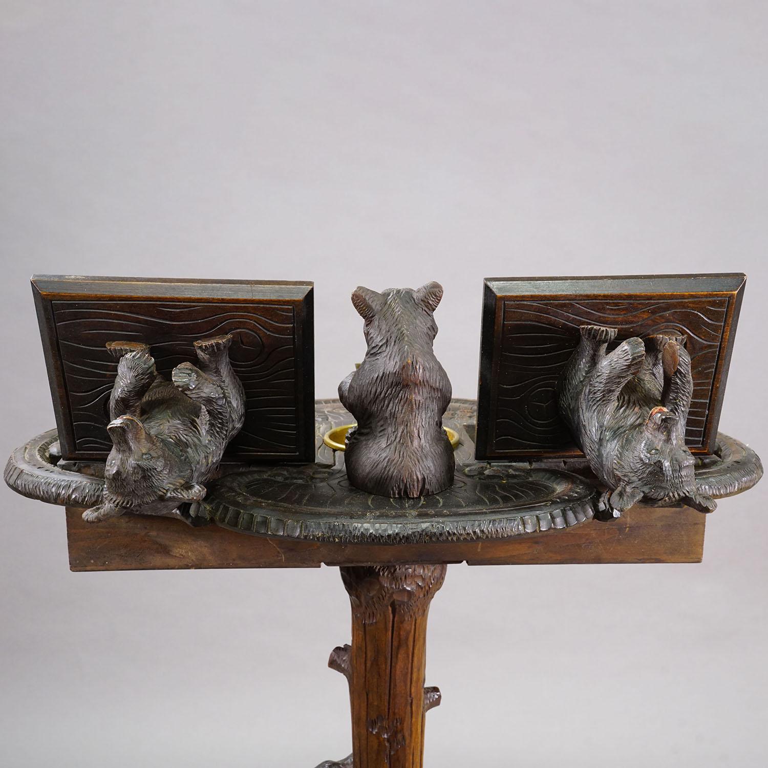 Antigua mesa auxiliar / de fumar con oso tallado Black Forest, ca. 1900 en venta 2