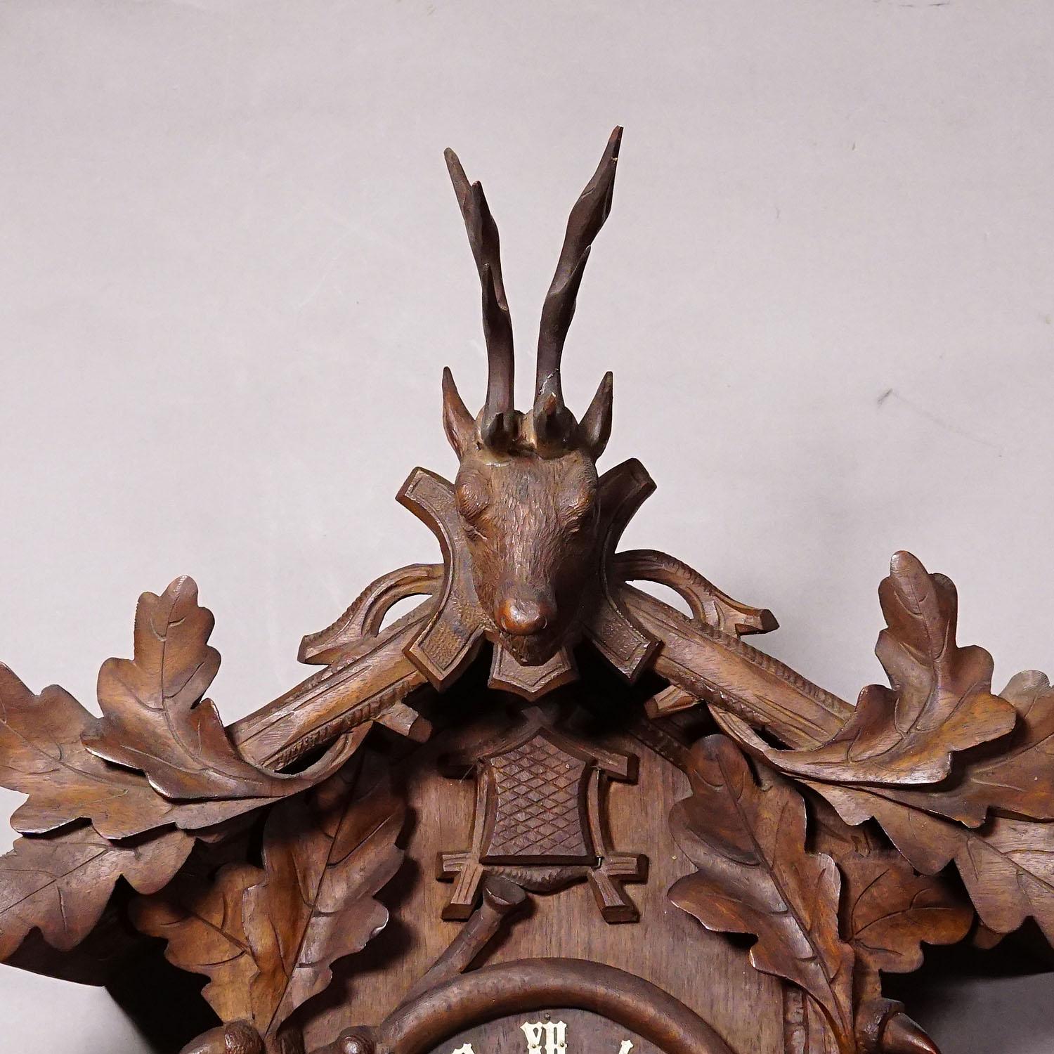 Allemand Antiquité - Coucou sculpté Black Forest avec tête de cerf sur le dessus en vente