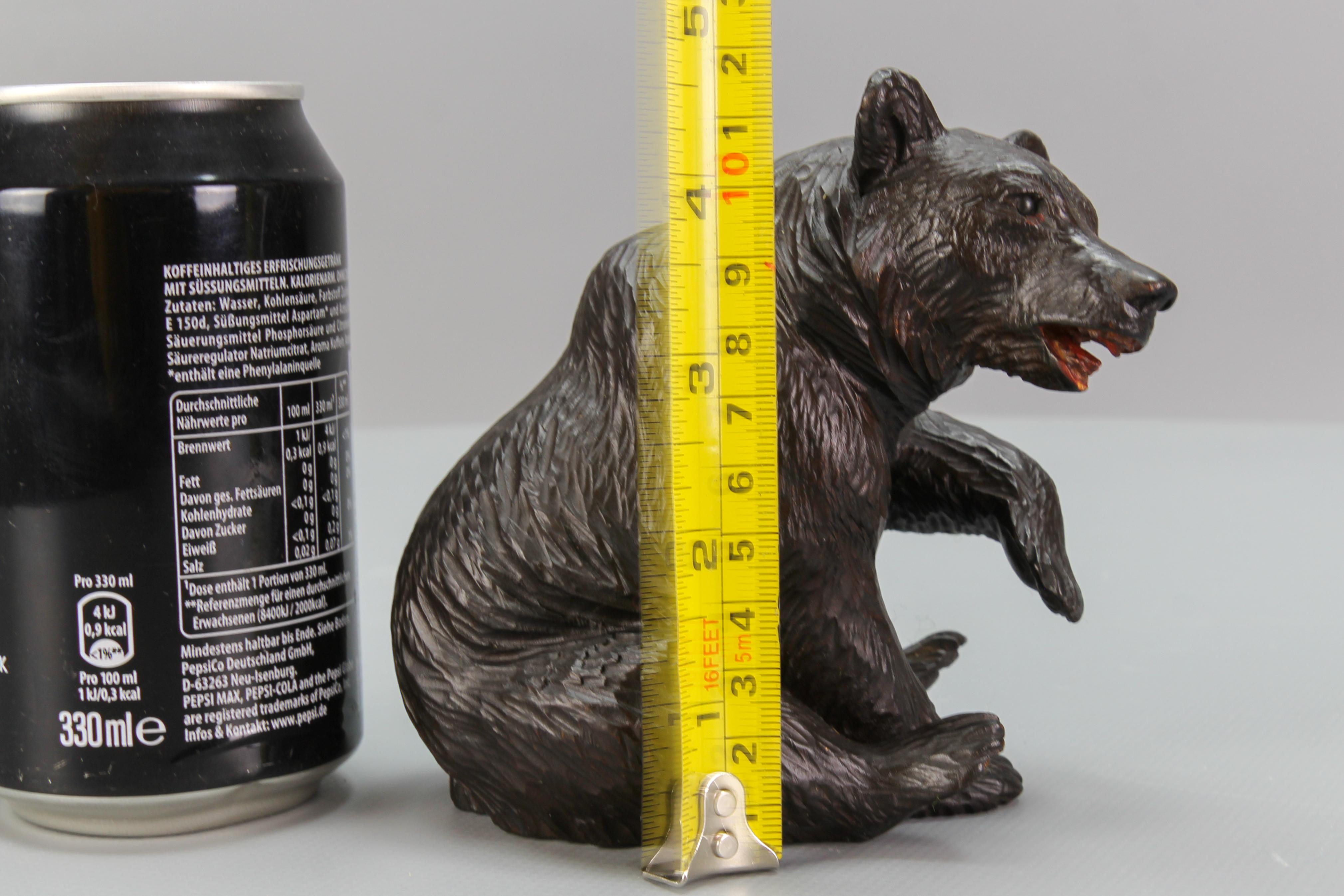 Ancienne figurine d'ours assis sculptée de la Forêt-Noire en vente 6