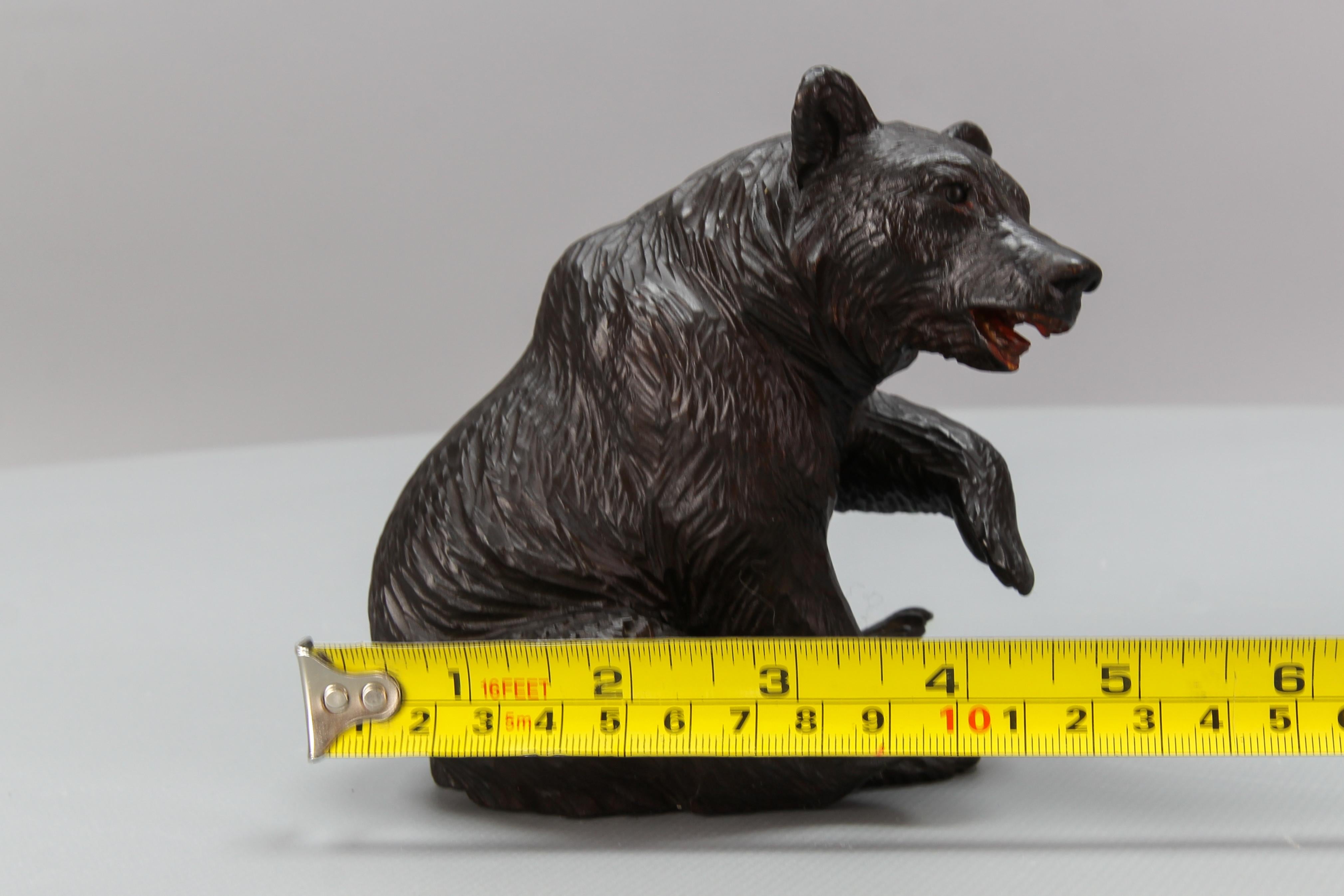 Ancienne figurine d'ours assis sculptée de la Forêt-Noire en vente 7