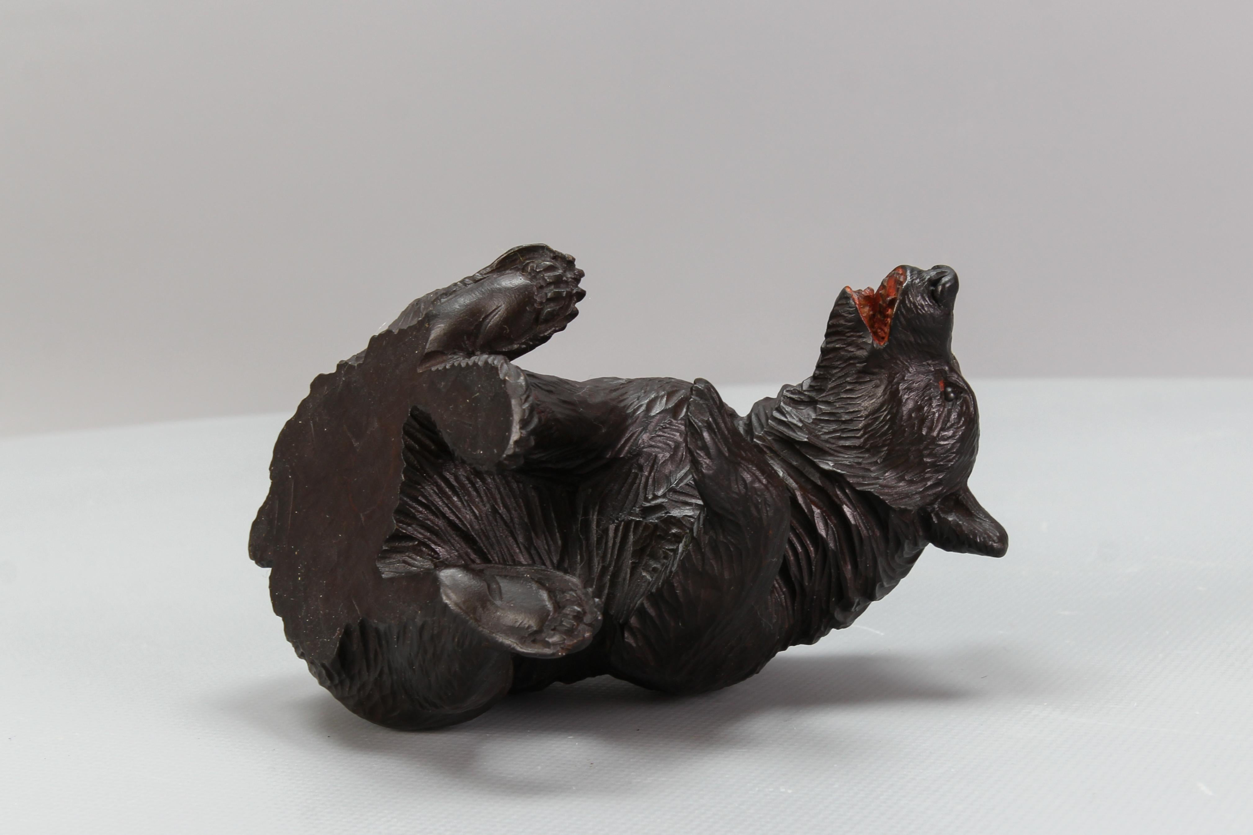 Ancienne figurine d'ours assis sculptée de la Forêt-Noire en vente 10