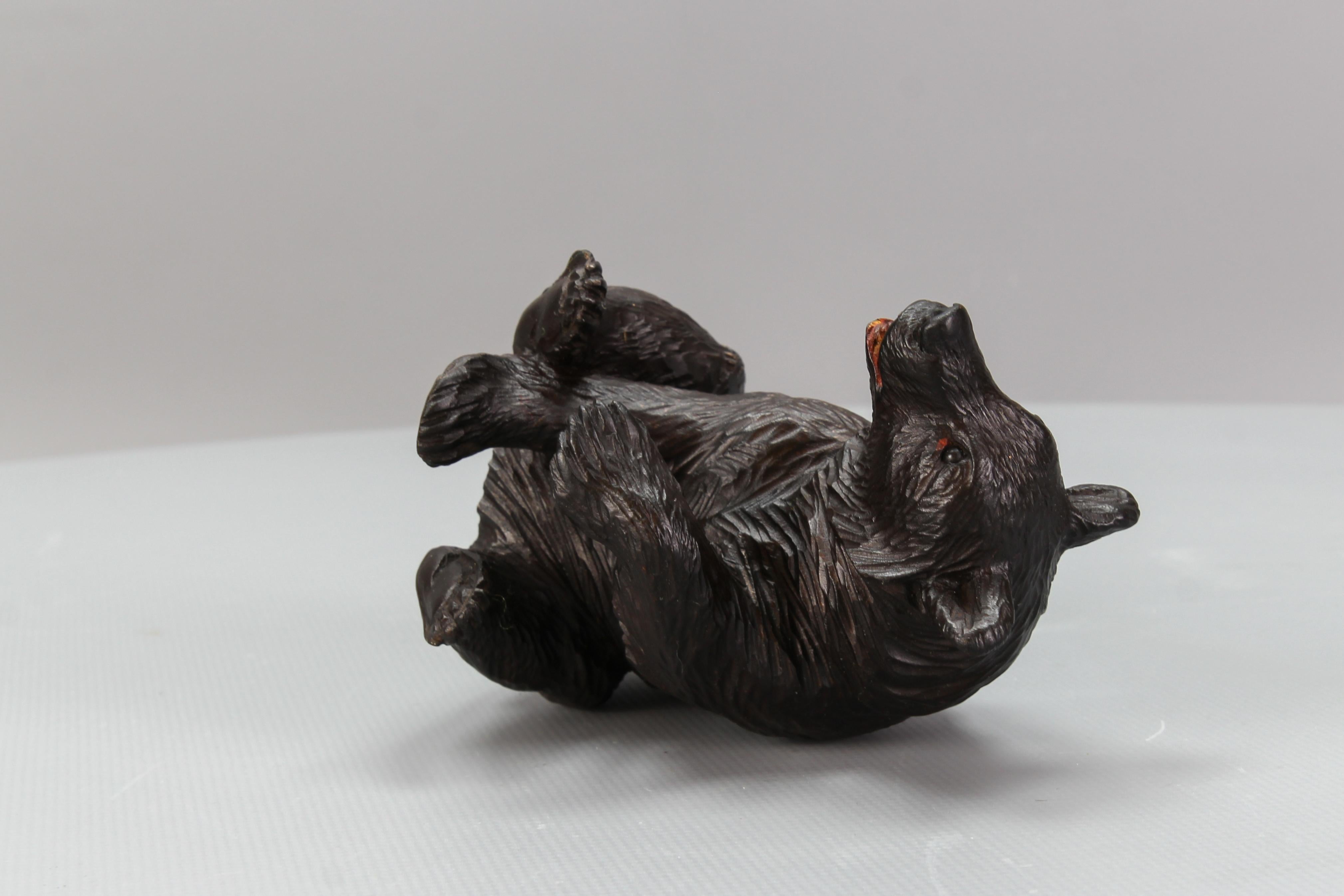Ancienne figurine d'ours assis sculptée de la Forêt-Noire en vente 11