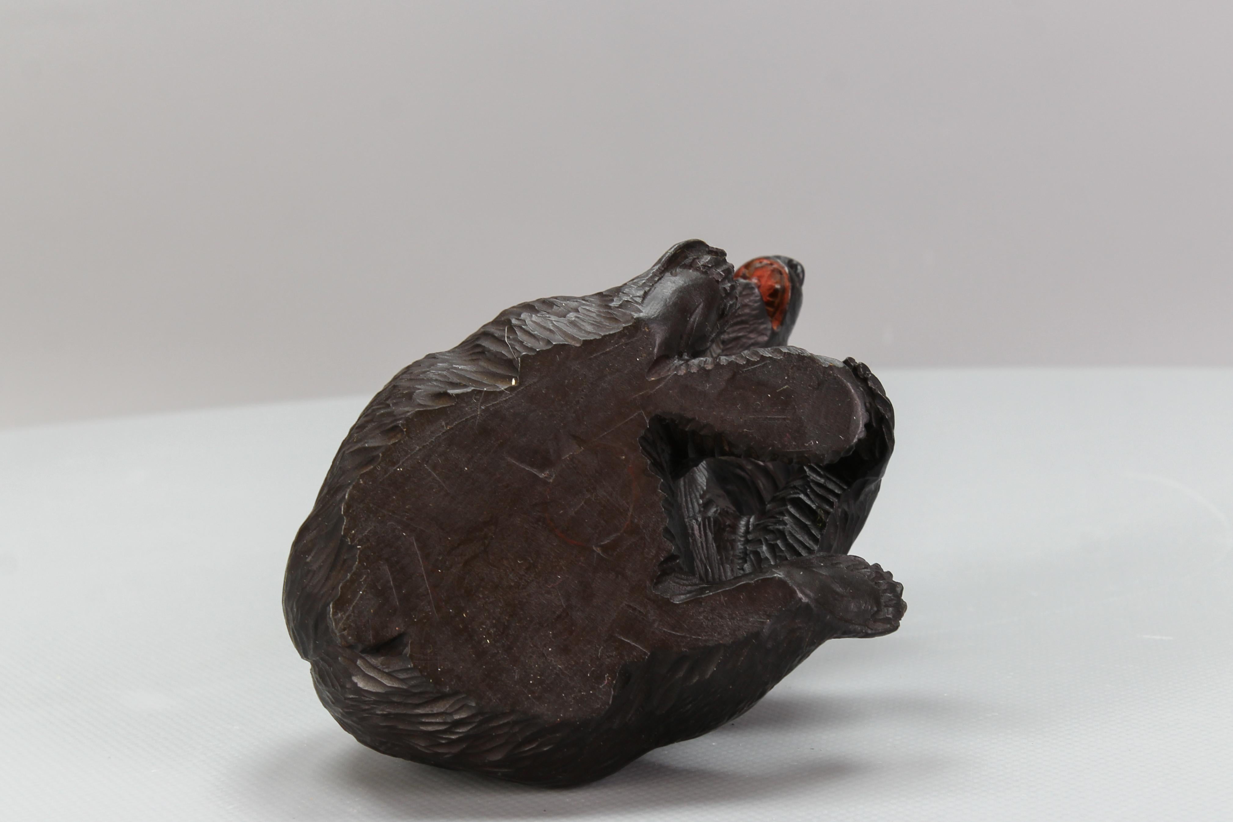 Ancienne figurine d'ours assis sculptée de la Forêt-Noire en vente 12