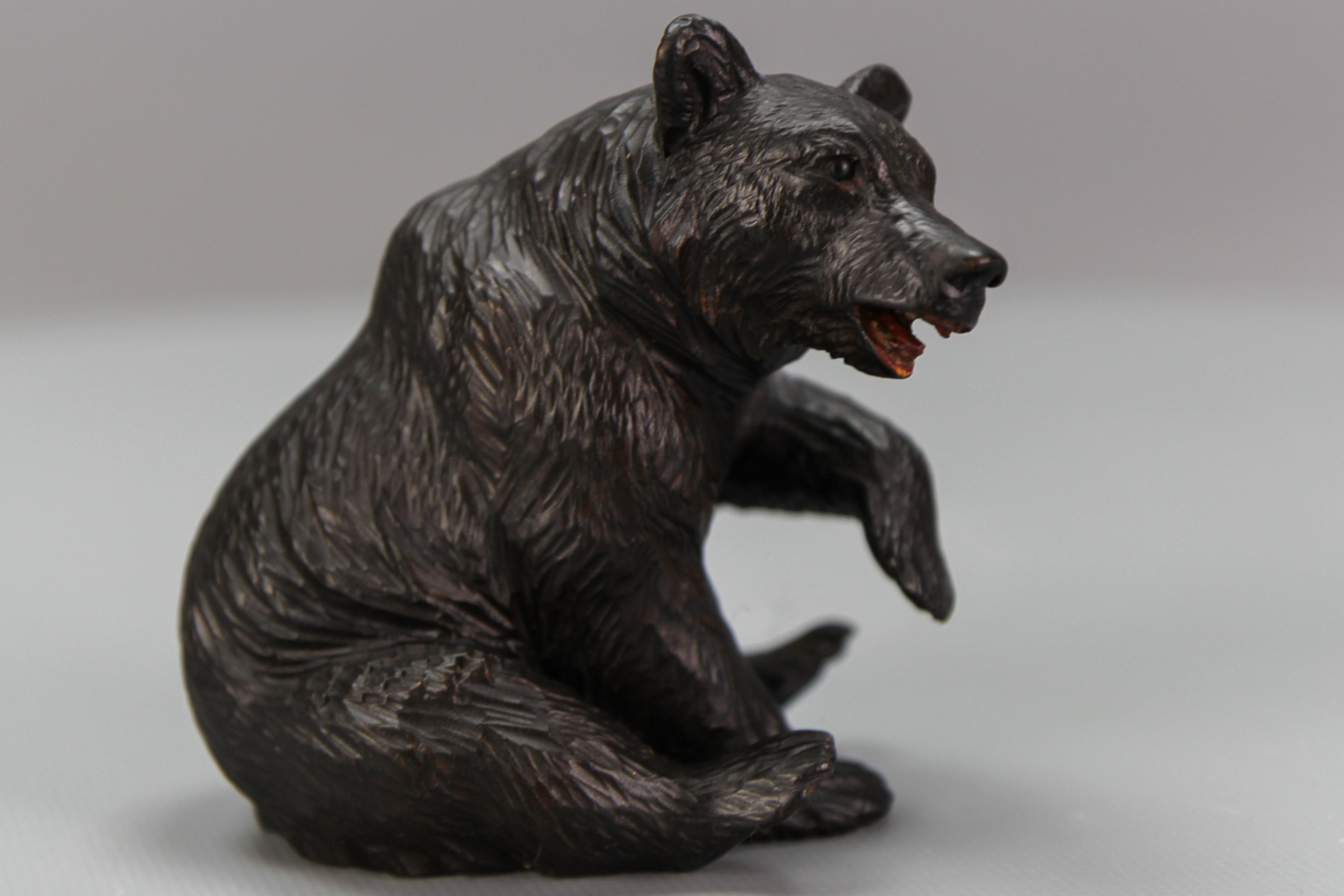 Antique sculpture d'ours assis en Forêt Noire
Une adorable figurine d'ours assis, sculptée à la main de main de maître. Suisse, vers 1900.
Dimensions, environ : hauteur : 11,5 cm / 4,52 in ; largeur : 8 cm / 3,15 in ; profondeur : 11 cm / 4,33