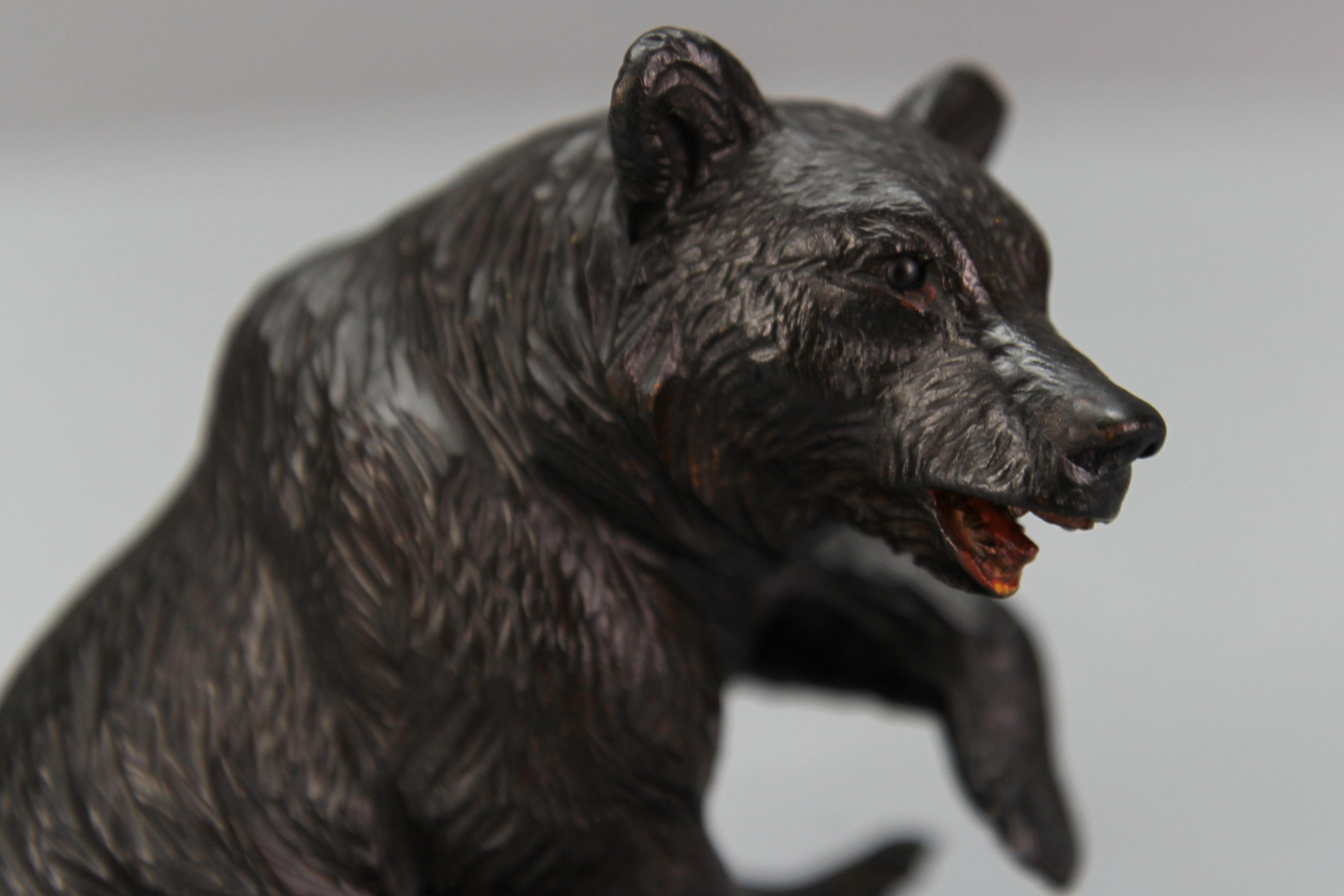 Suisse Ancienne figurine d'ours assis sculptée de la Forêt-Noire en vente
