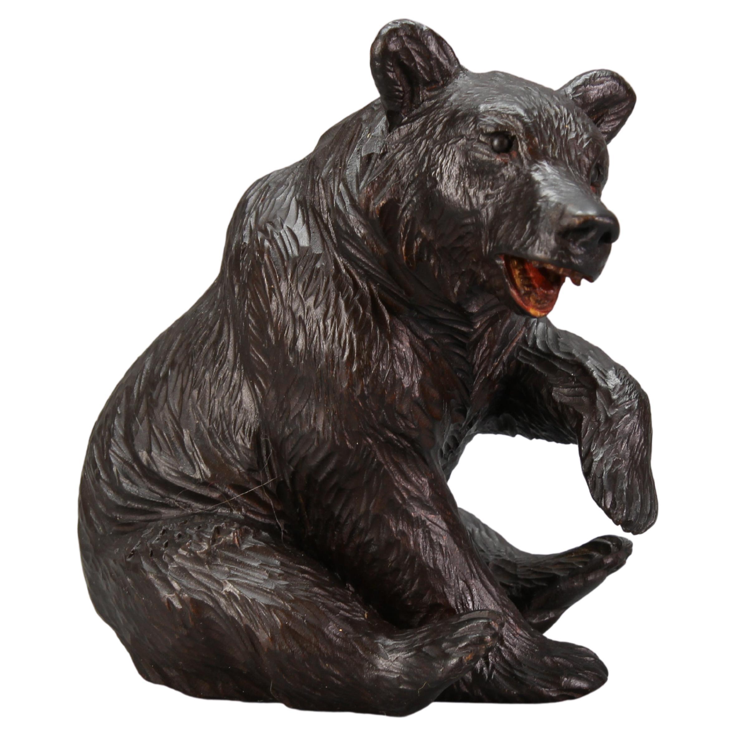 Ancienne figurine d'ours assis sculptée de la Forêt-Noire