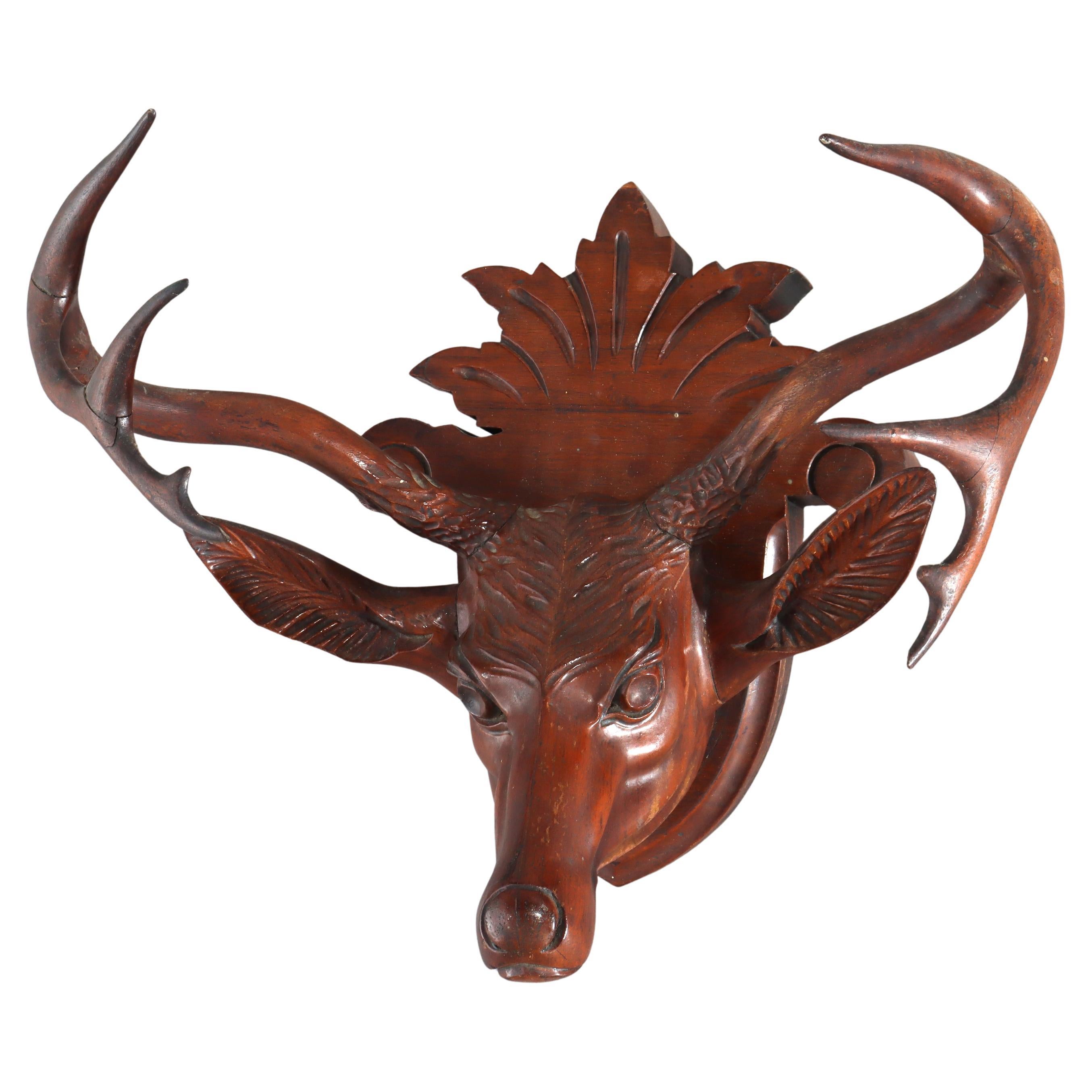 Ancienne tête de cerf en noyer sculpté Black Forest C1890