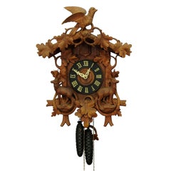 Antique pendule à coucou en bois sculpté de la Forêt Noire avec cerfs et oiseau