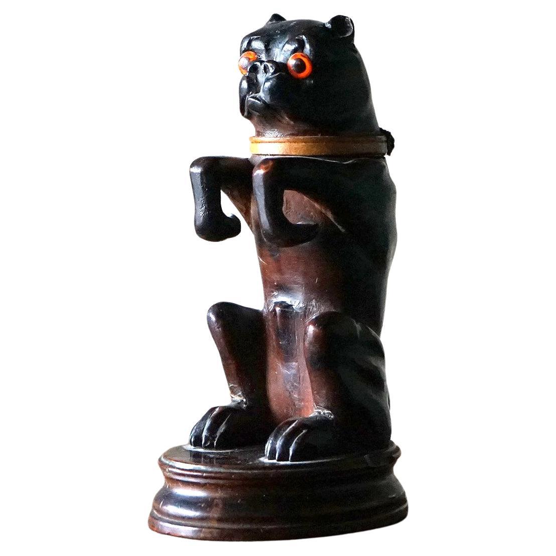 Encrier ancien en bois sculpté de la Forêt Noire en forme de carlin, Sculpture de chien du 19ème siècle 