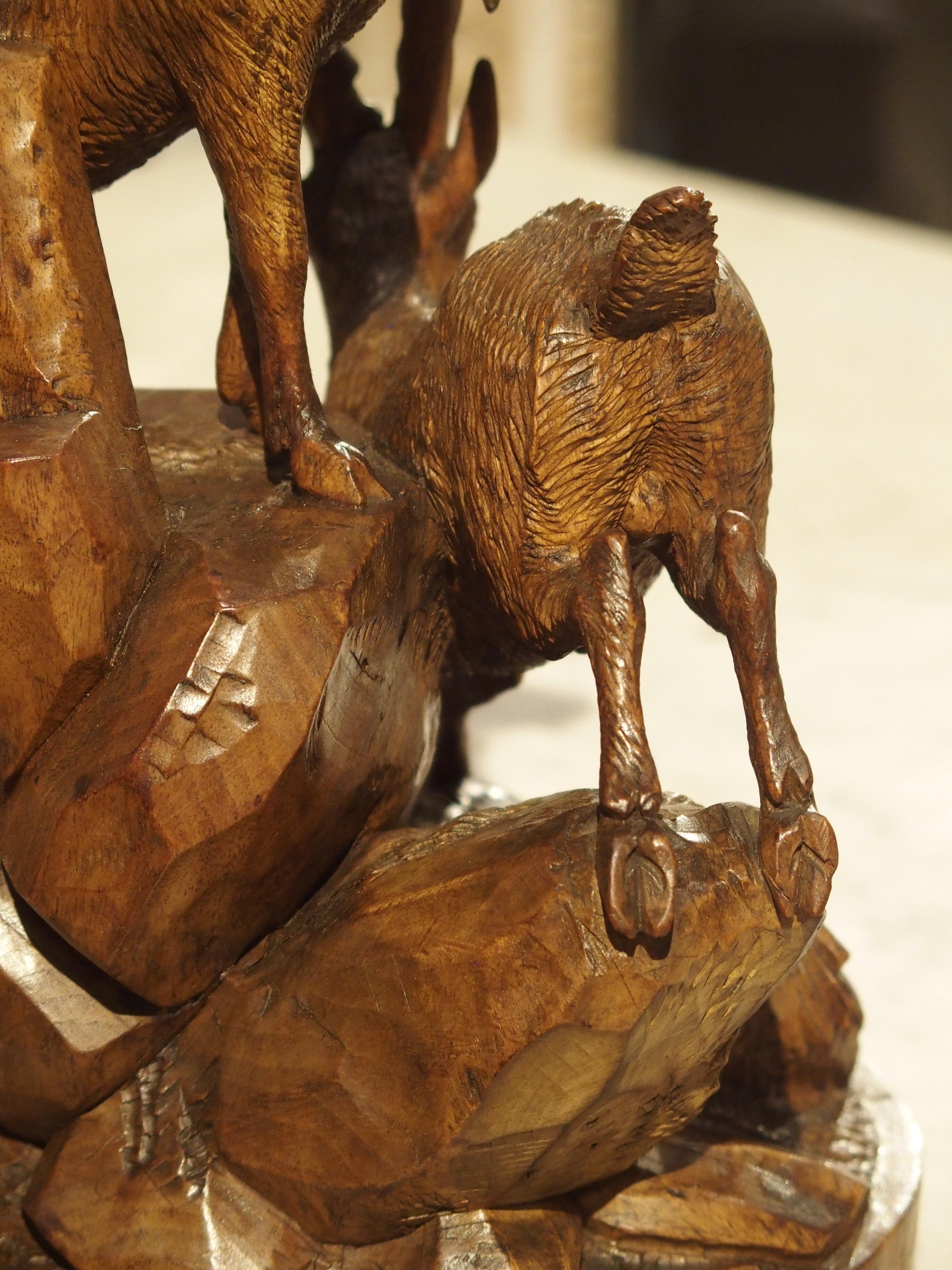 XIXe siècle Sculpture ancienne de Forêt Noire représentant deux bouquetins:: vers 1880