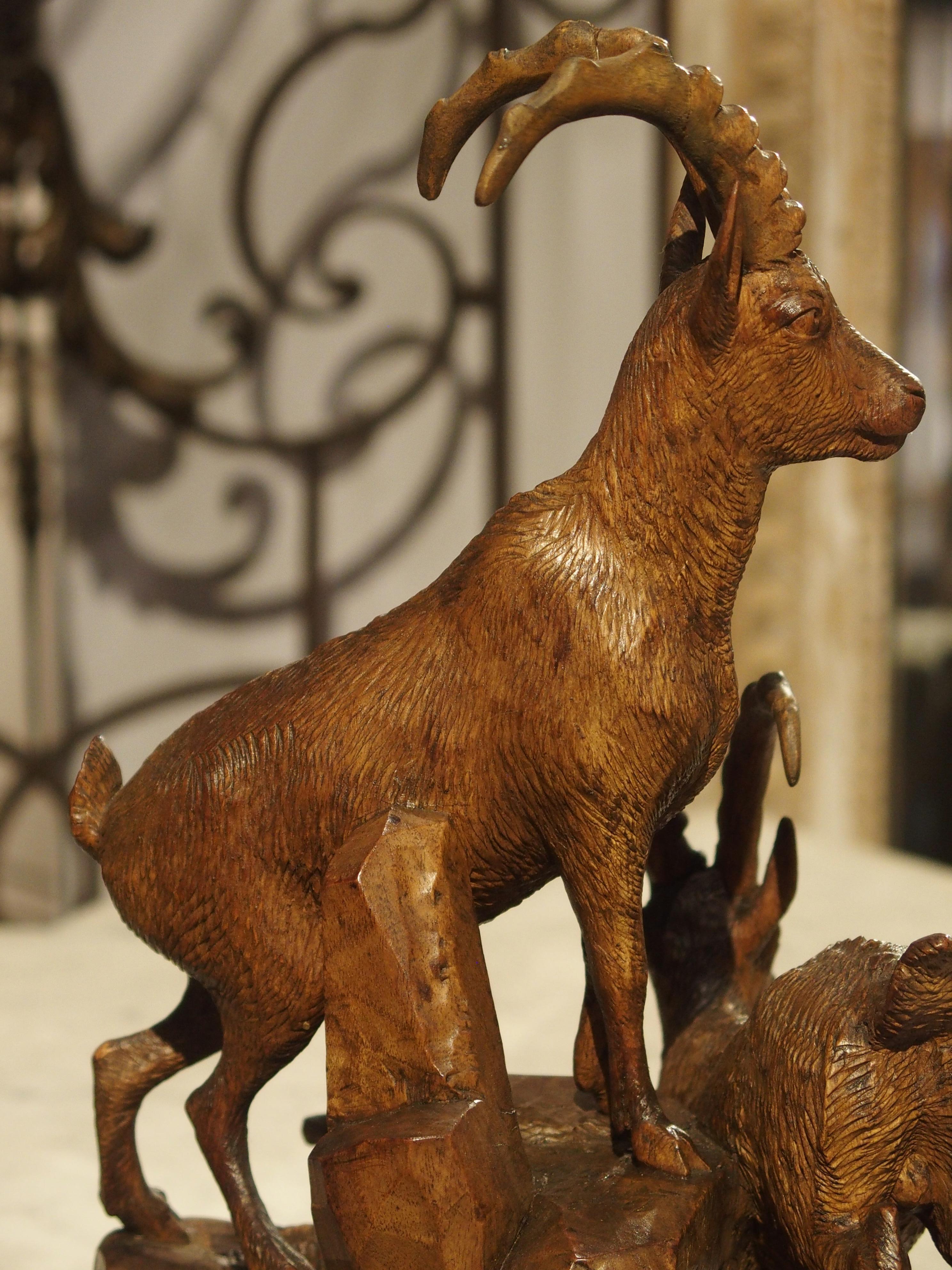 Bois Sculpture ancienne de Forêt Noire représentant deux bouquetins:: vers 1880