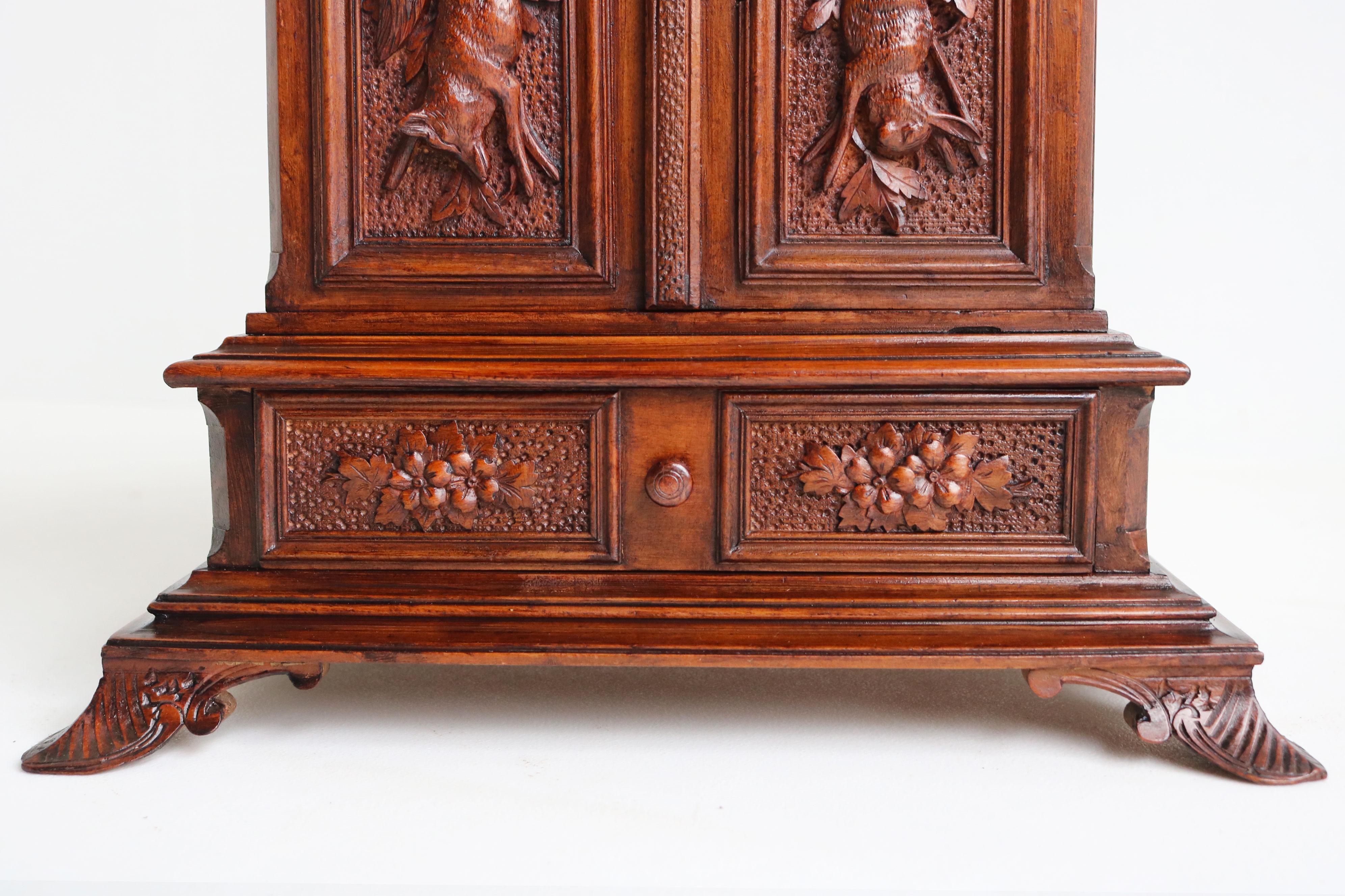 Ancienne boîte à cigares / Humidor Black Forest 19ème siècle sculpté en cerf Noyer Suisse en vente 3