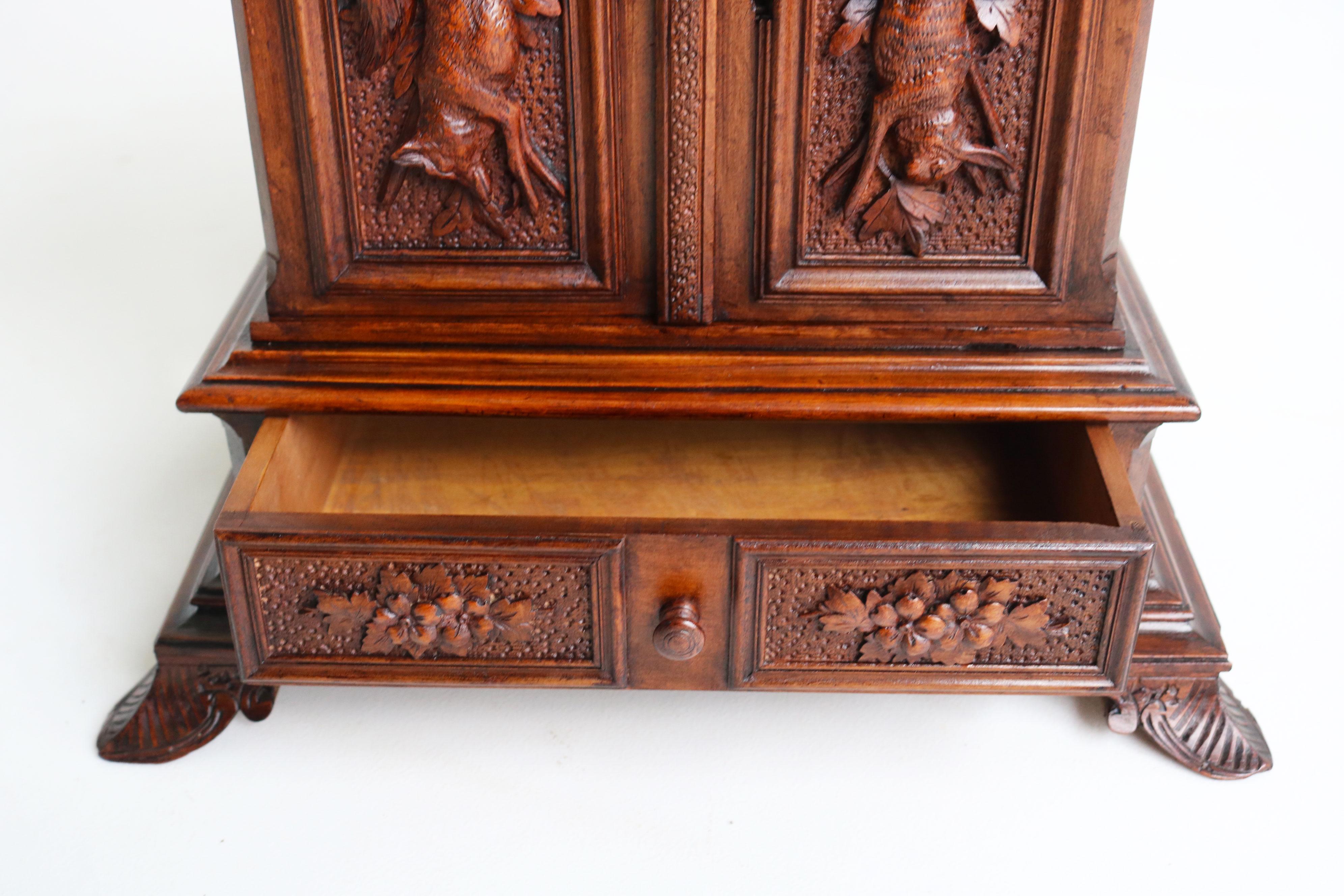 Ancienne boîte à cigares / Humidor Black Forest 19ème siècle sculpté en cerf Noyer Suisse en vente 4