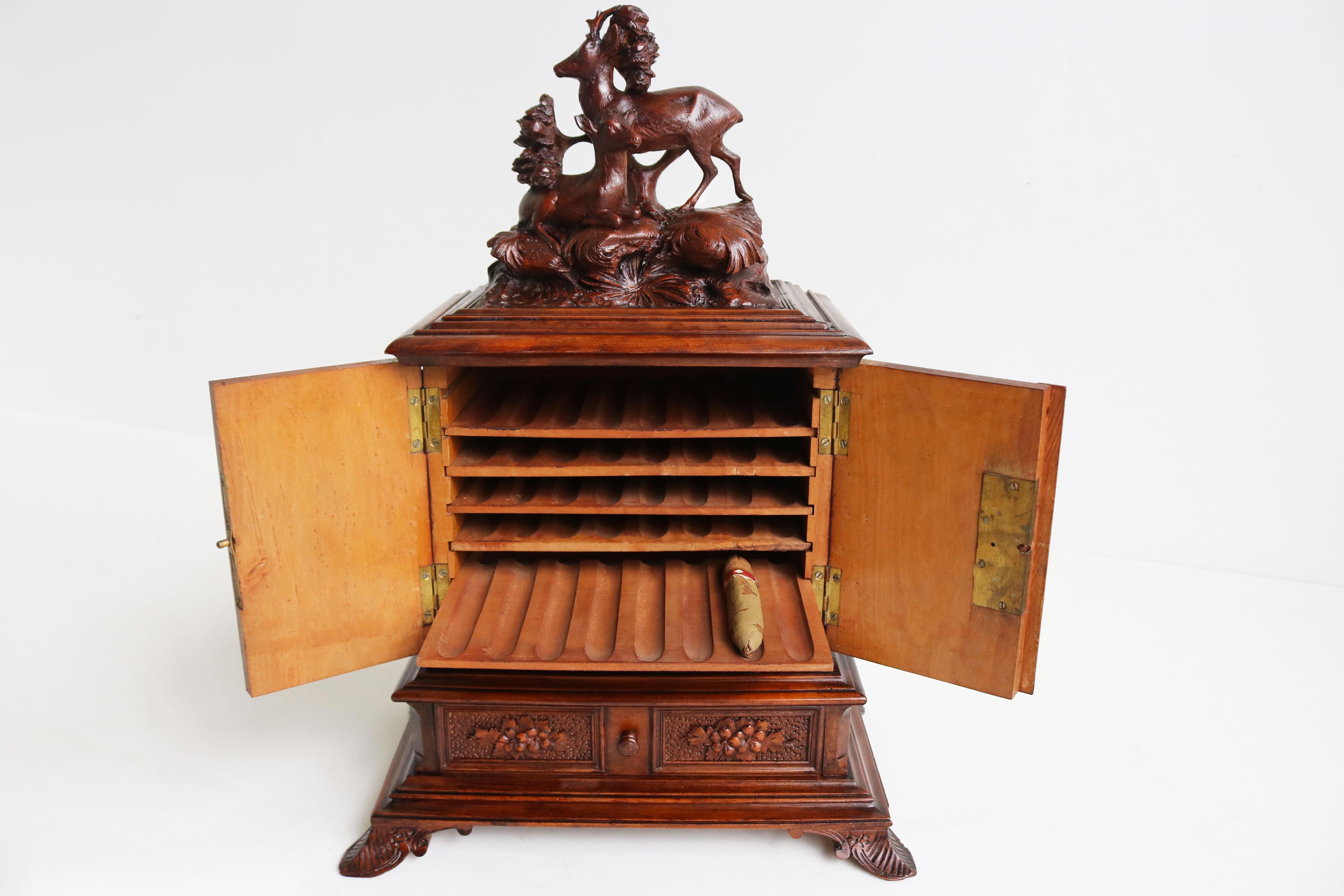 Ancienne boîte à cigares / Humidor Black Forest 19ème siècle sculpté en cerf Noyer Suisse en vente 5