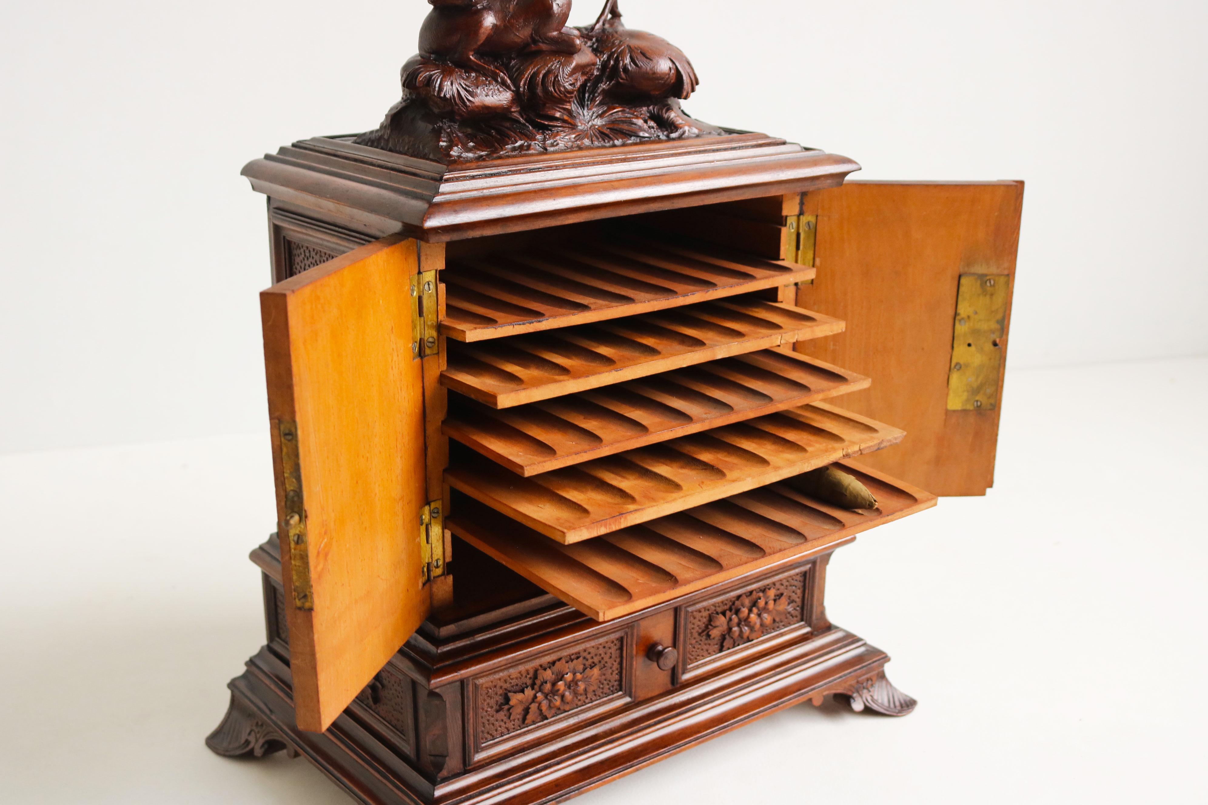 Ancienne boîte à cigares / Humidor Black Forest 19ème siècle sculpté en cerf Noyer Suisse en vente 6