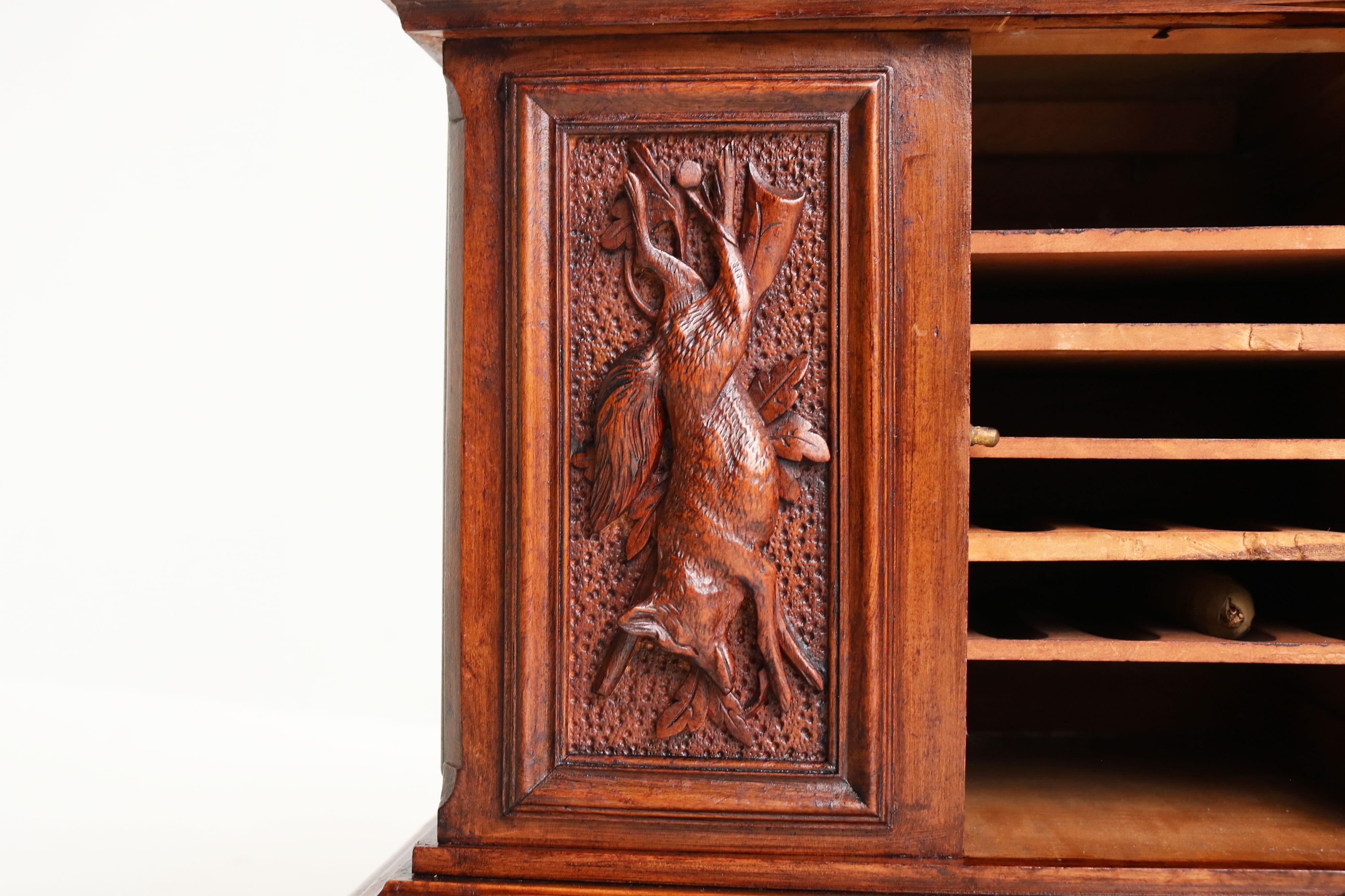 Ancienne boîte à cigares / Humidor Black Forest 19ème siècle sculpté en cerf Noyer Suisse en vente 7