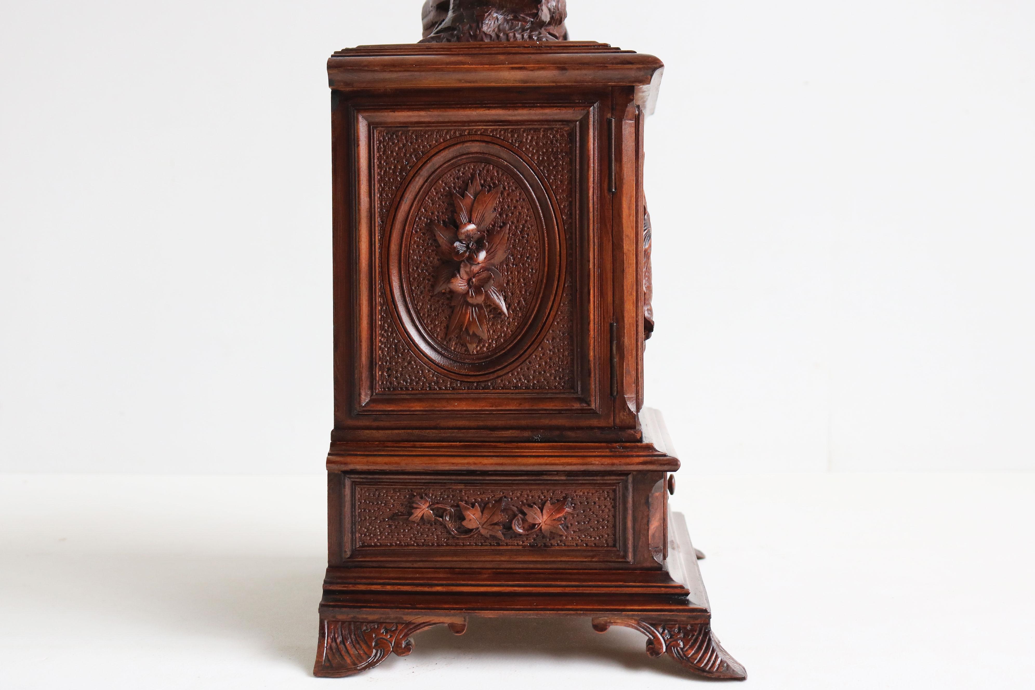 Ancienne boîte à cigares / Humidor Black Forest 19ème siècle sculpté en cerf Noyer Suisse en vente 8