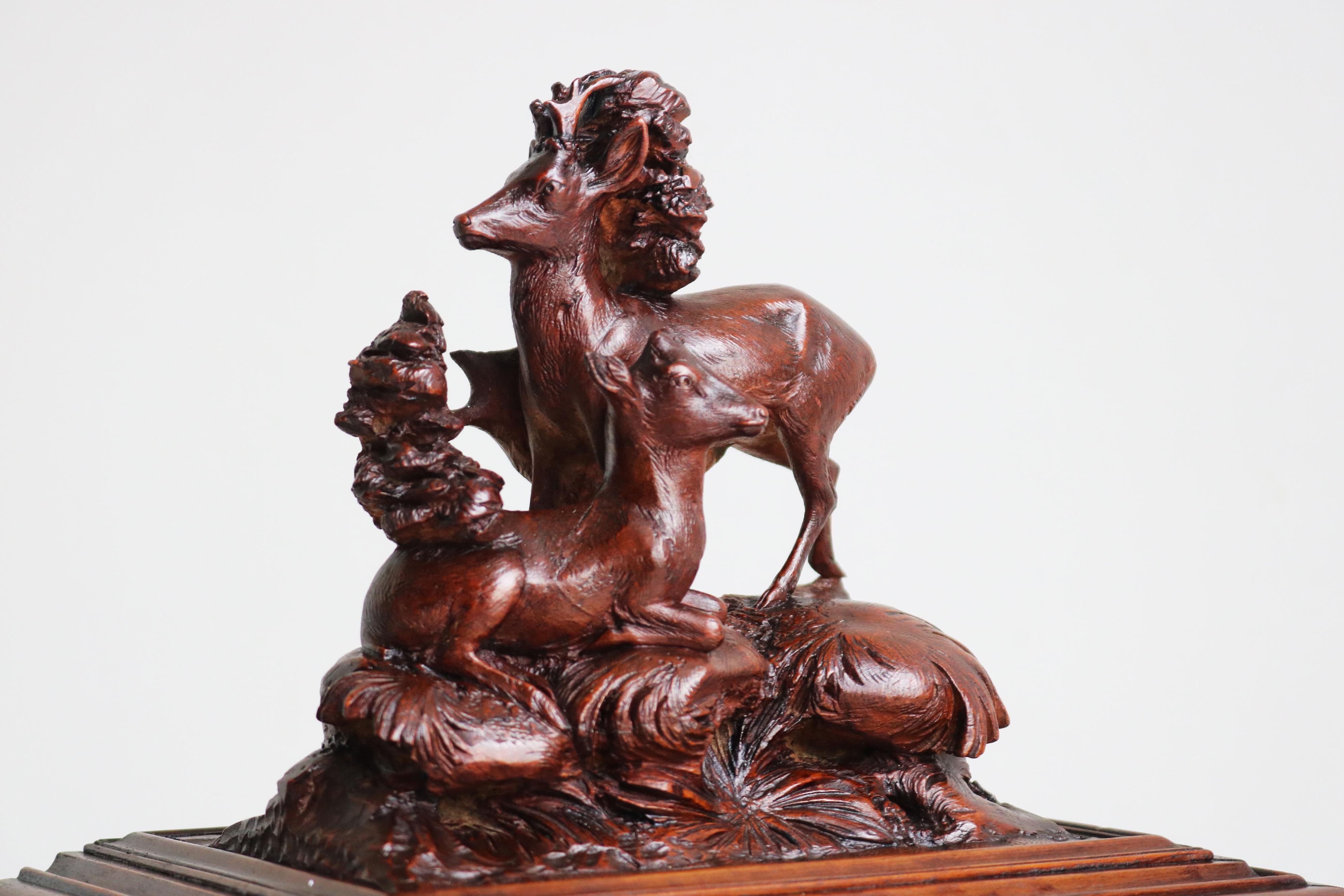 Rare et impressionnante, cette boîte à cigares suisse de la Forêt-Noire, sculptée à la main au XIXe siècle, est fabriquée à partir d'un riche noyer et présente une patine étonnante qui s'est développée sur près de 150 ans. L'artisanat d'art exquis