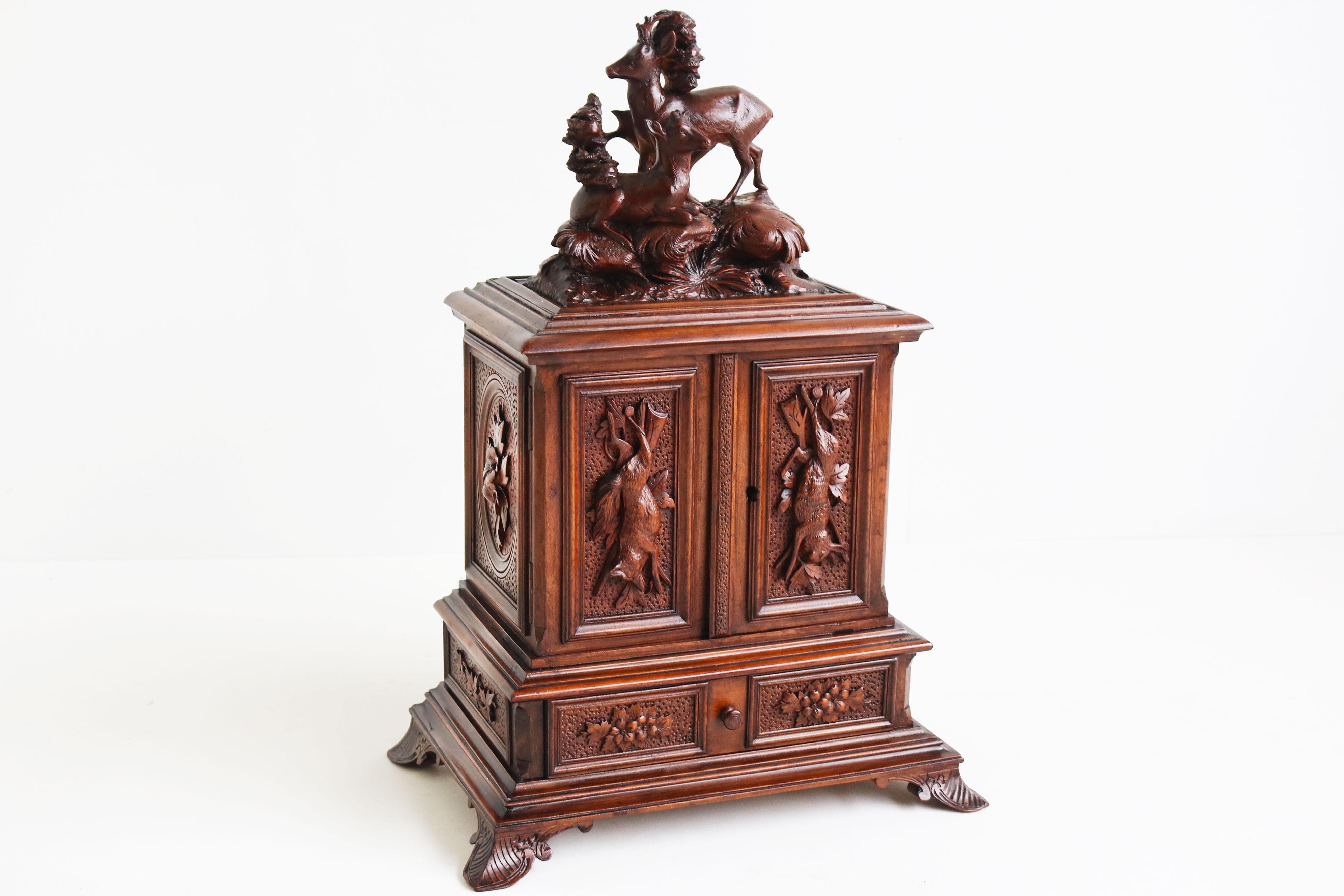 Forêt-Noire Ancienne boîte à cigares / Humidor Black Forest 19ème siècle sculpté en cerf Noyer Suisse en vente
