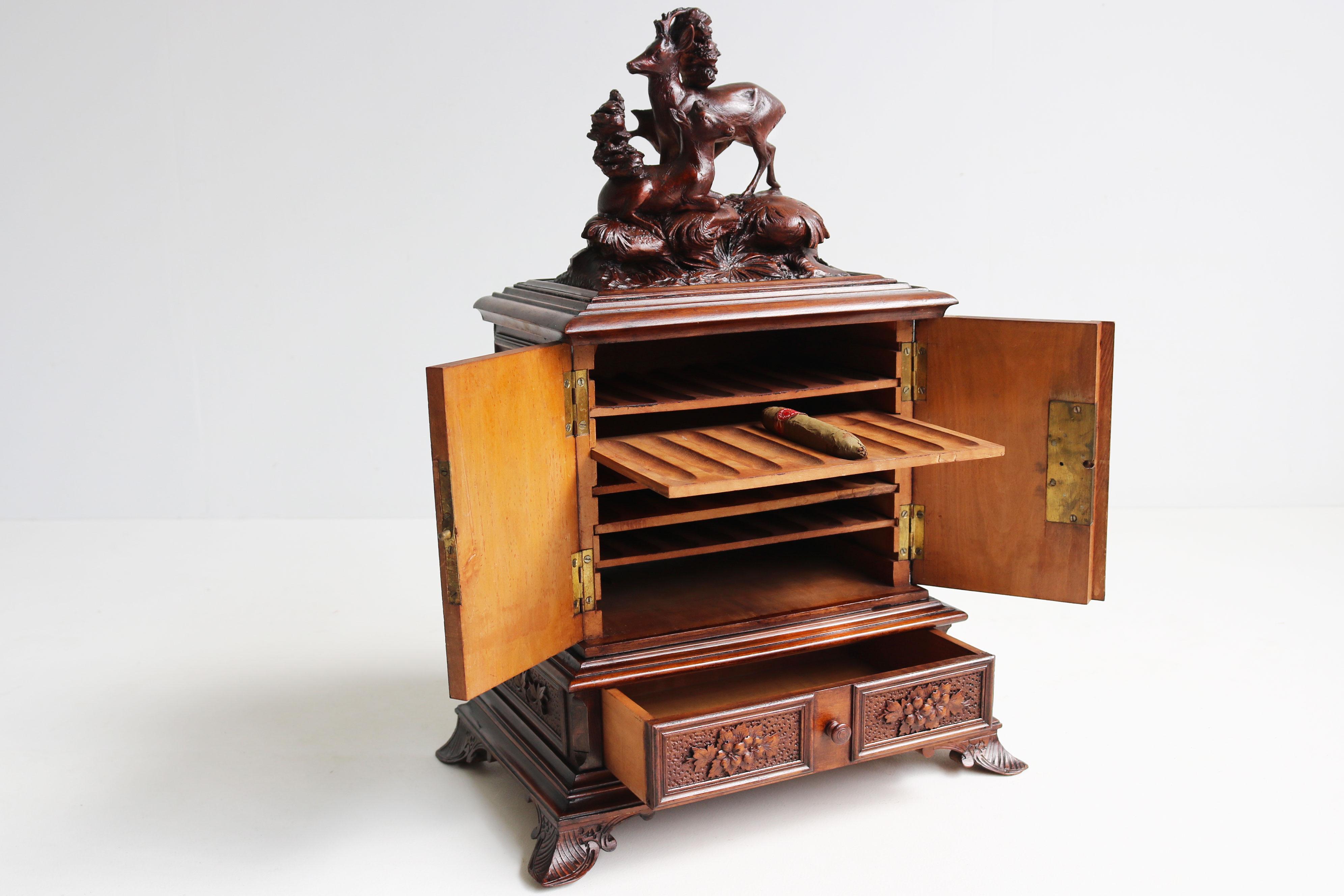 Sculpté Ancienne boîte à cigares / Humidor Black Forest 19ème siècle sculpté en cerf Noyer Suisse en vente