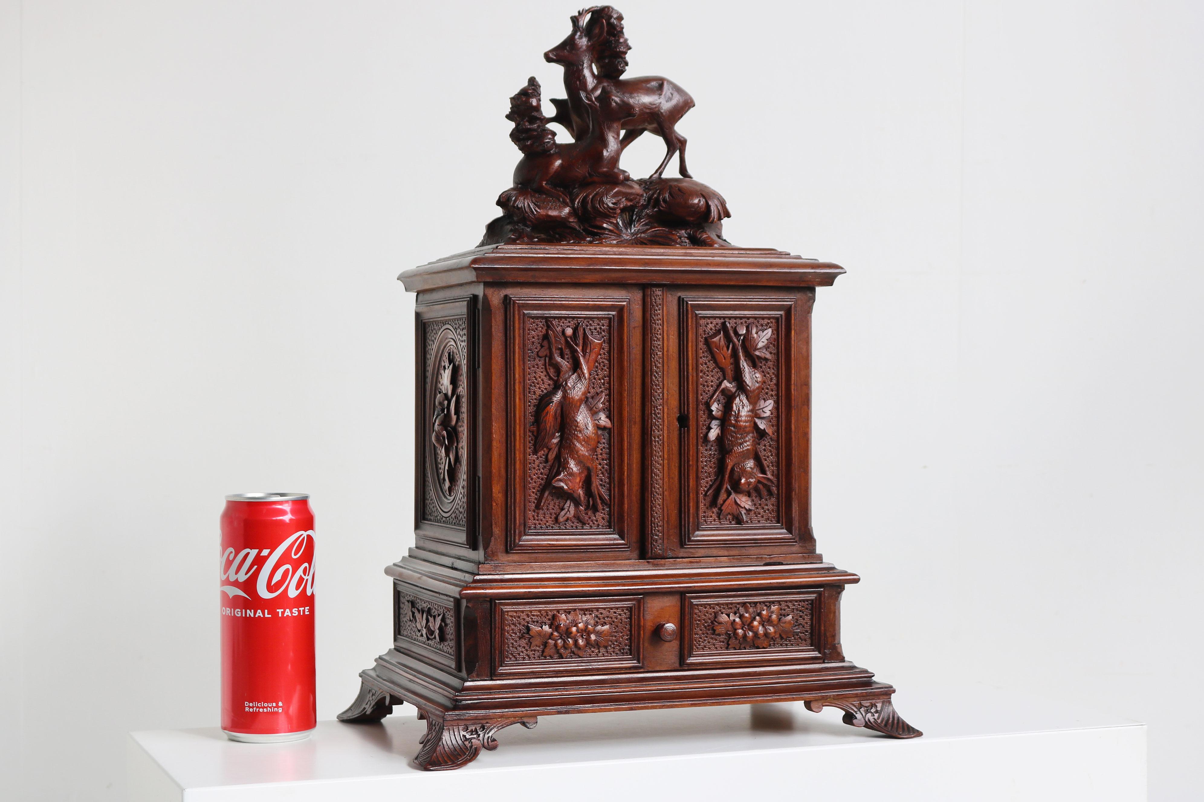 Ancienne boîte à cigares / Humidor Black Forest 19ème siècle sculpté en cerf Noyer Suisse Bon état - En vente à Ijzendijke, NL