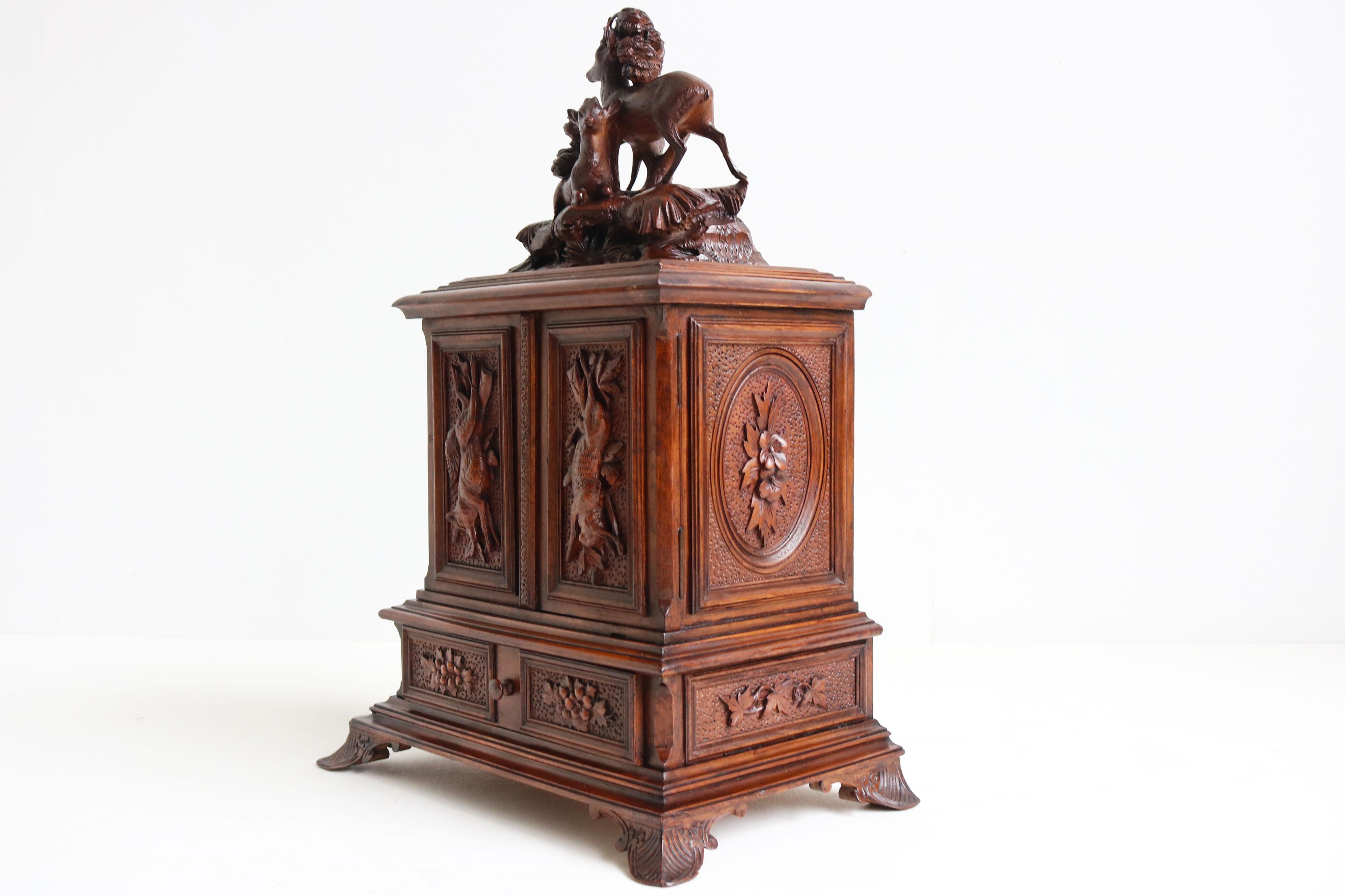 XIXe siècle Ancienne boîte à cigares / Humidor Black Forest 19ème siècle sculpté en cerf Noyer Suisse en vente