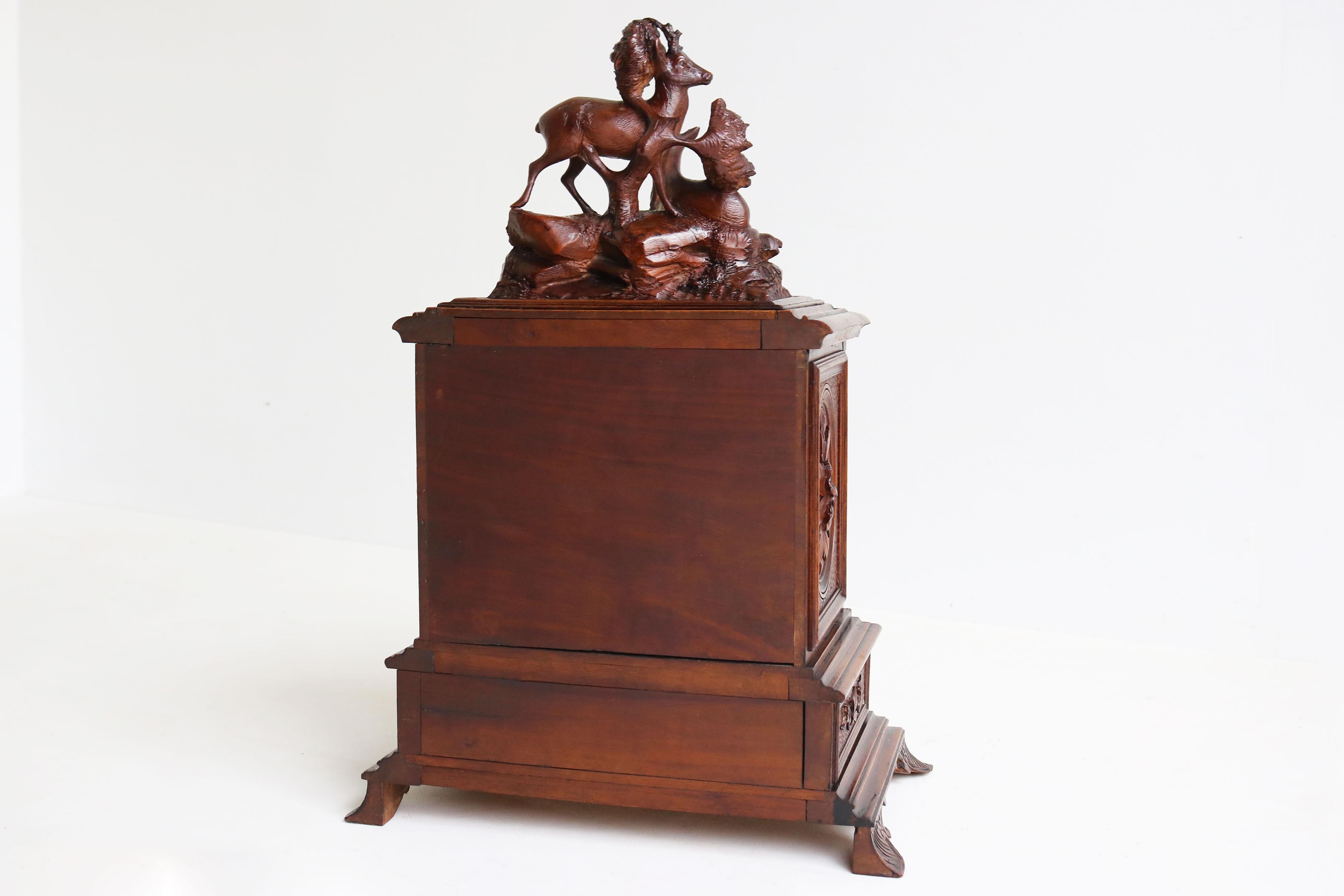 Bois Ancienne boîte à cigares / Humidor Black Forest 19ème siècle sculpté en cerf Noyer Suisse en vente