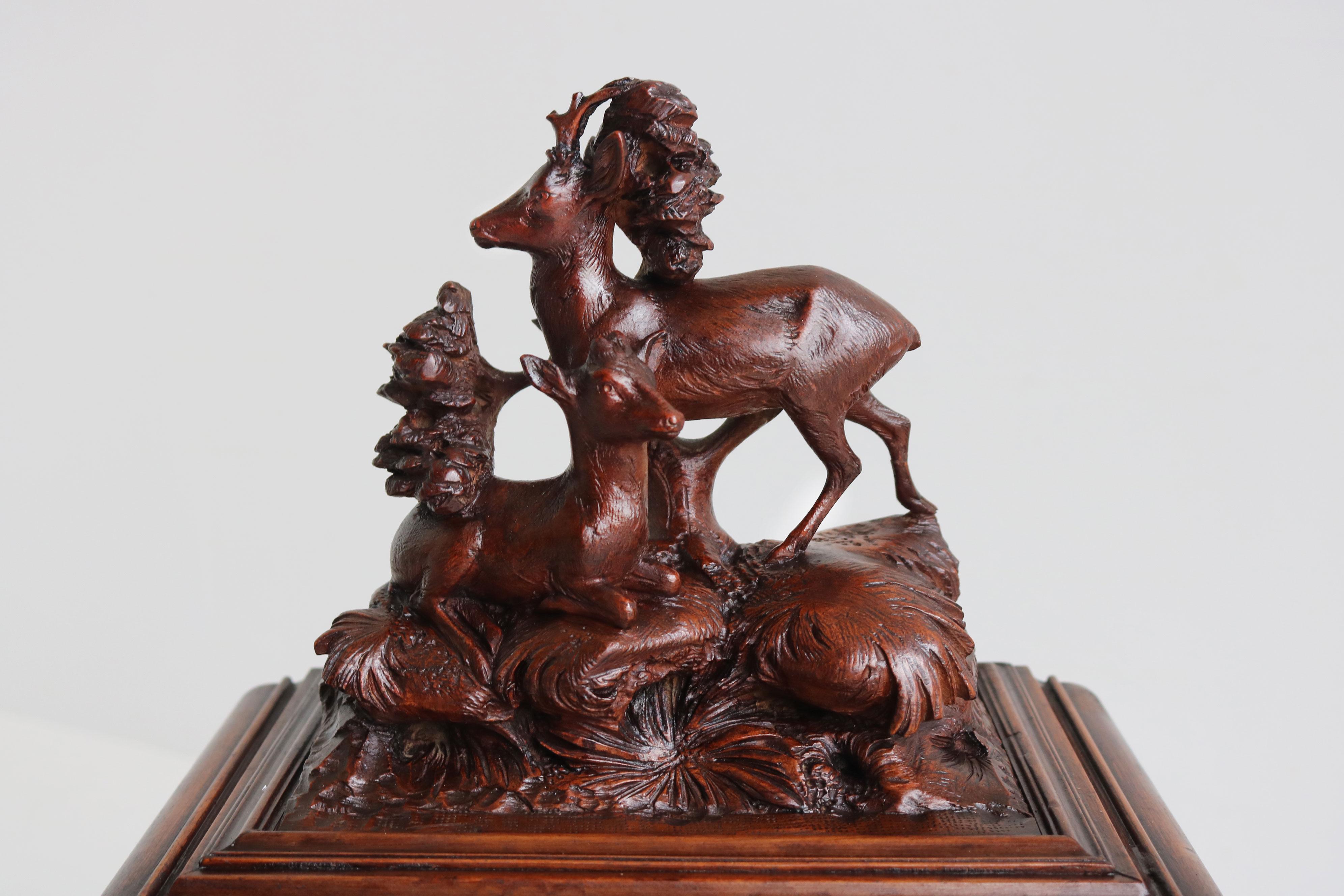 Ancienne boîte à cigares / Humidor Black Forest 19ème siècle sculpté en cerf Noyer Suisse en vente 1