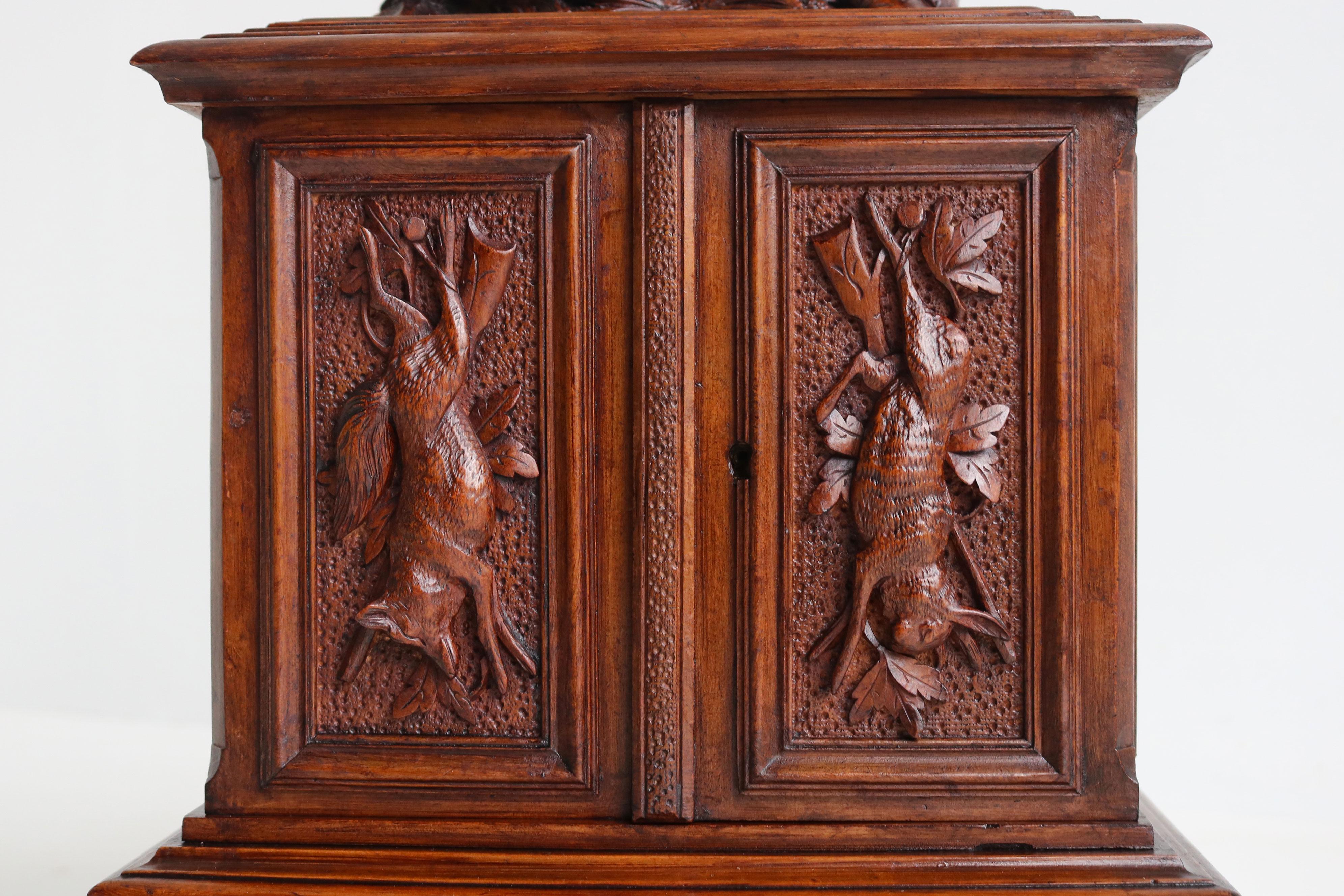 Ancienne boîte à cigares / Humidor Black Forest 19ème siècle sculpté en cerf Noyer Suisse en vente 2