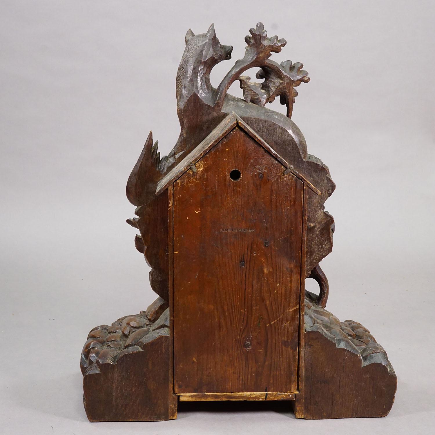 Horloge ancienne Black Forest avec motifs de chasse sculptés, vers 1900 en vente 5