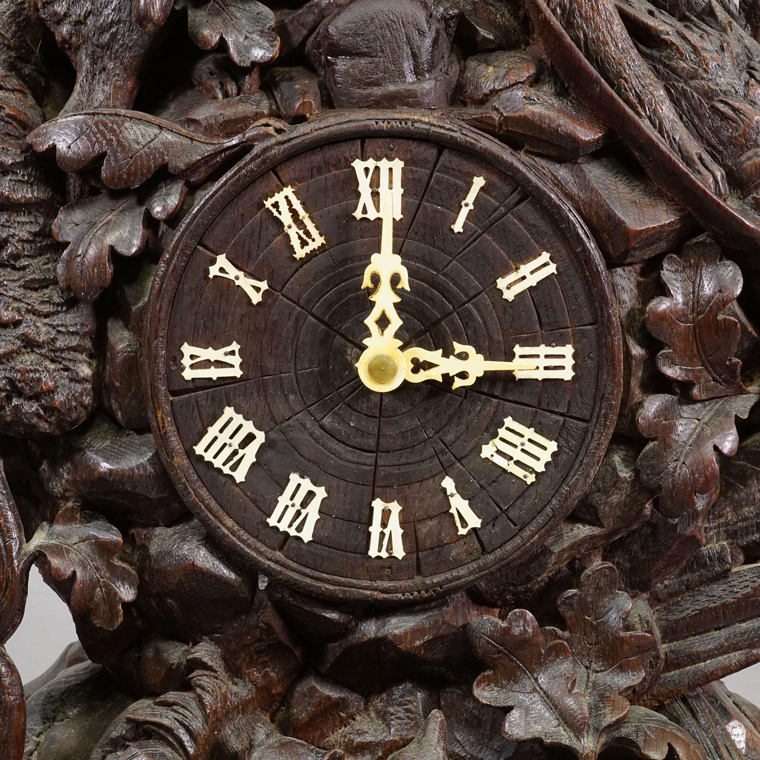 Allemand Horloge ancienne Black Forest avec motifs de chasse sculptés, vers 1900 en vente