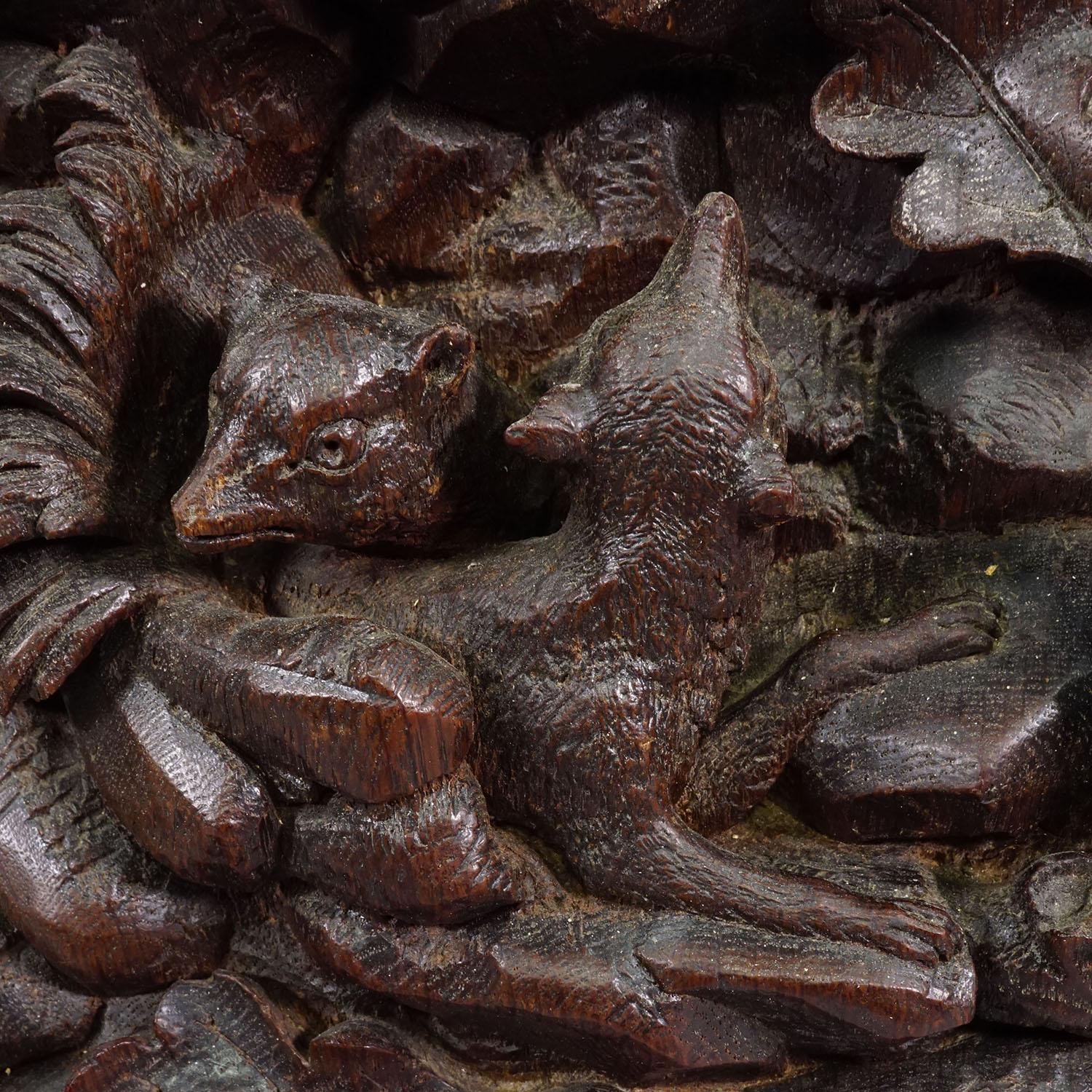 Antique Black Forest Clock Set with Carved Hunting Motifs, ca. 1900 For Sale 1