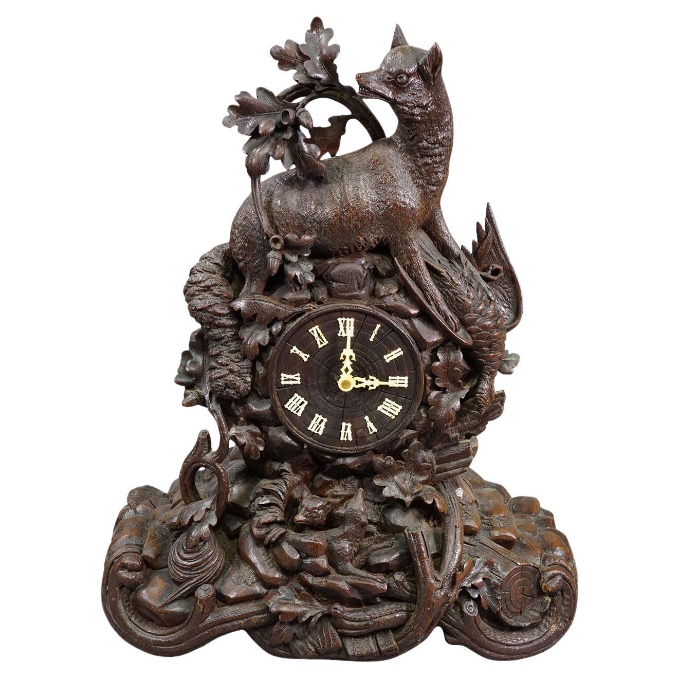 Horloge ancienne Black Forest avec motifs de chasse sculptés, vers 1900 en vente