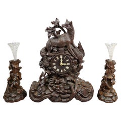 Antiguo juego de relojes Black Forest con motivos de caza tallados, ca. 1900