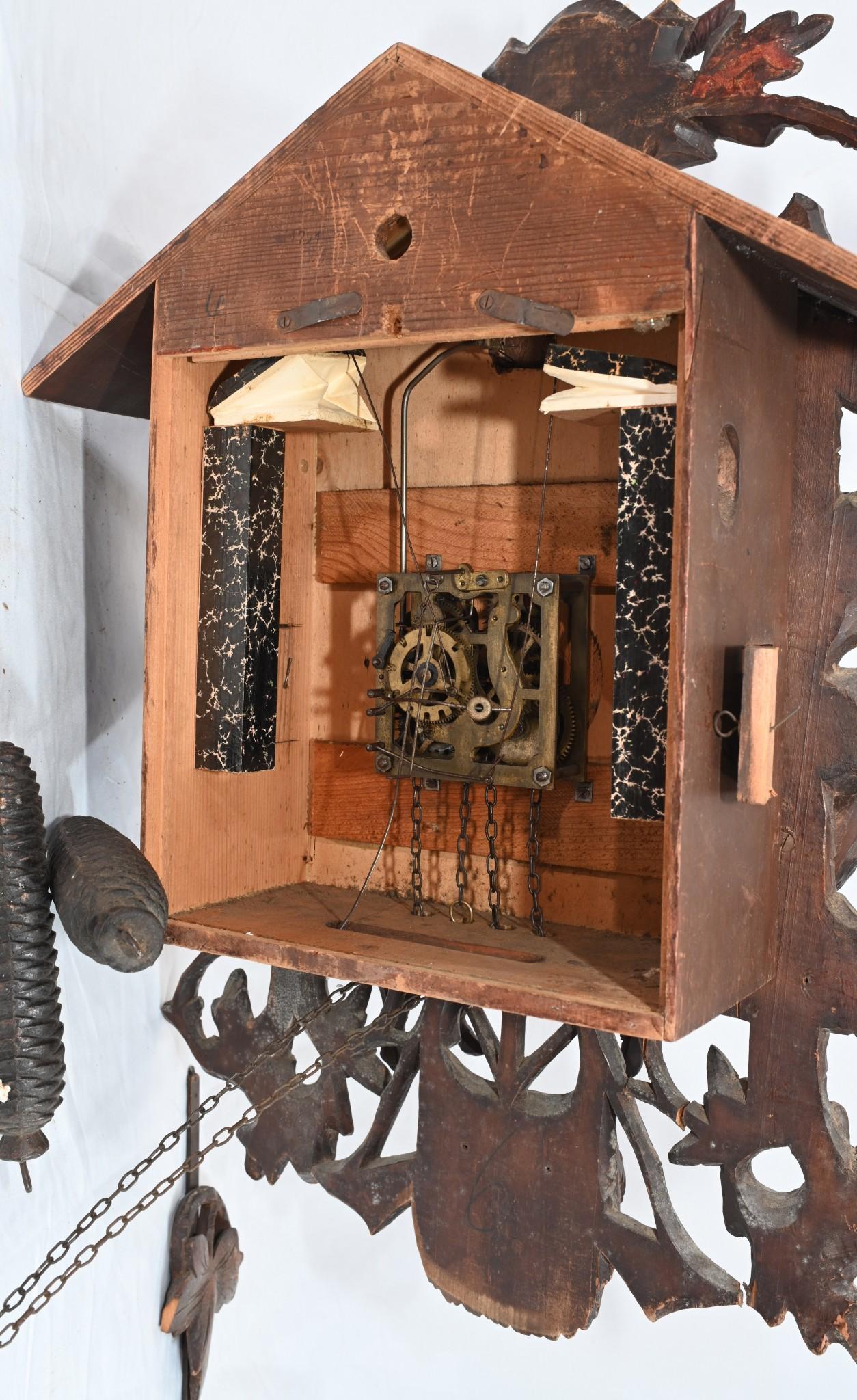 Reloj de cuco de colección Black Forest tallado a mano
Podría necesitar alguna reforma, pero estructuralmente está en buen estado
Algunos de nuestros artículos están en el almacén así que por favor compruebe antes de una visita para ver si está en