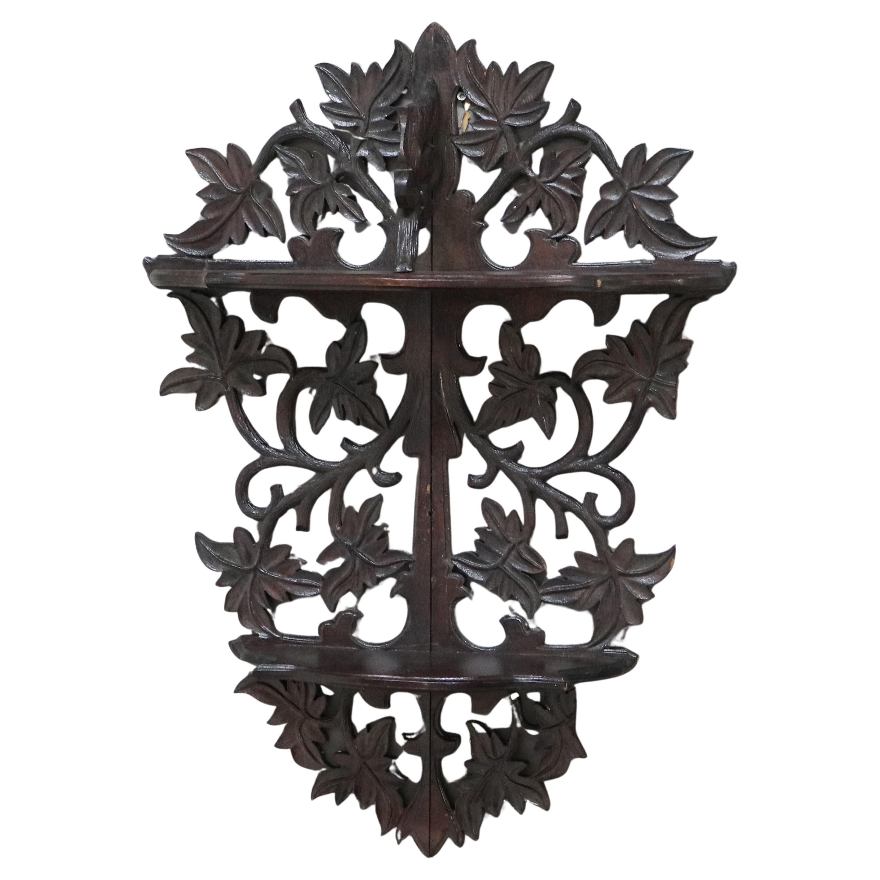 Antiguo estante de pared tallado con hojas de Black Forest C1890