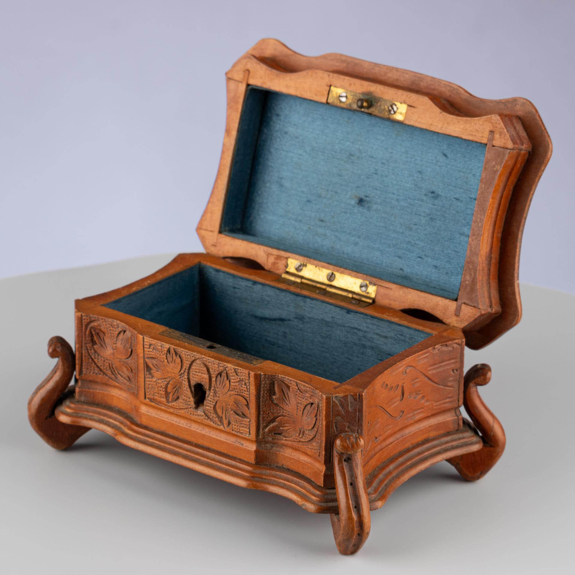 Antique Black Forest Hand-Carved Brown Wooden Trinket Jewellery Box, circa 1900 For Sale 4