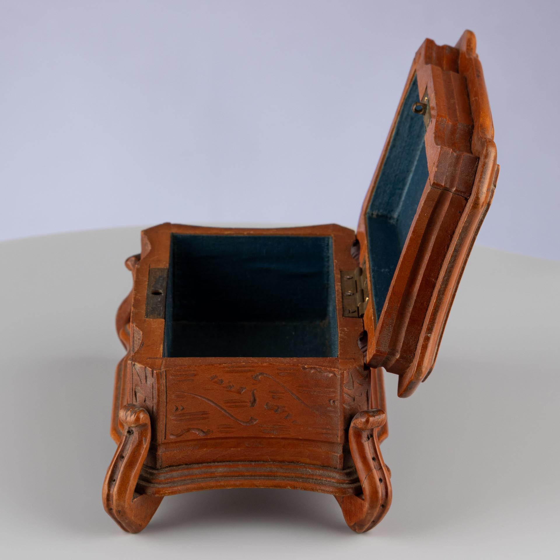 Antique Black Forest Hand-Carved Brown Wooden Trinket Jewellery Box, circa 1900 For Sale 5