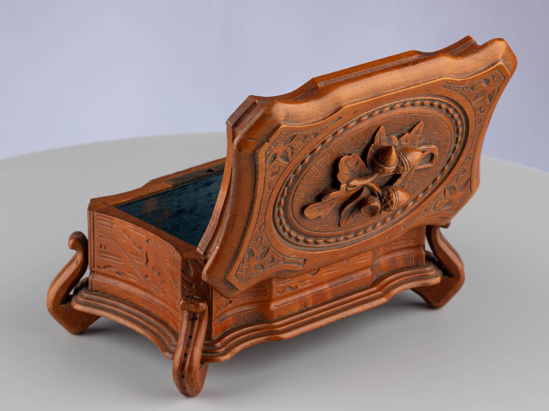 Antique Black Forest Hand-Carved Brown Wooden Trinket Jewellery Box, circa 1900 For Sale 6