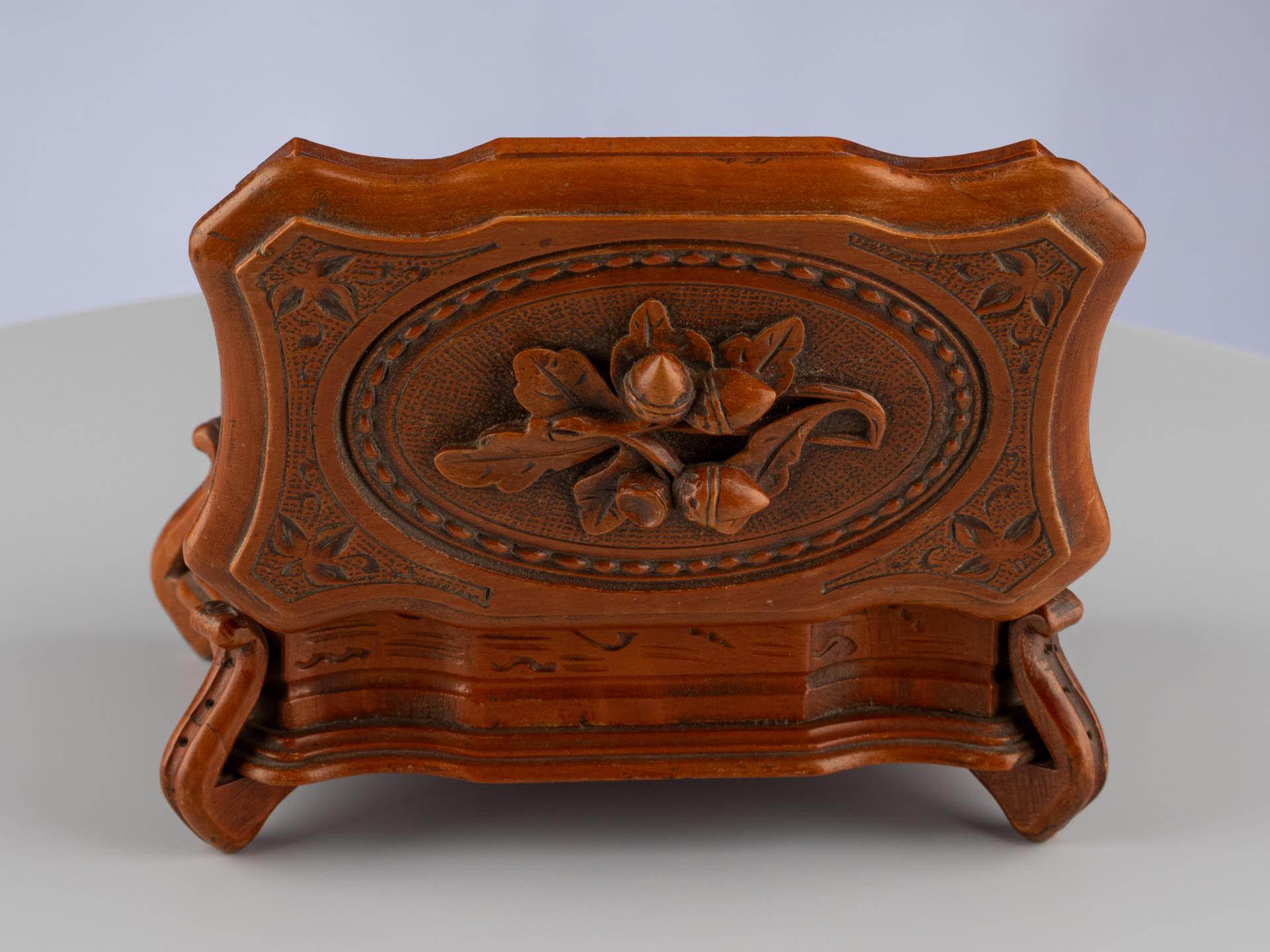 Antique Black Forest Hand-Carved Brown Wooden Trinket Jewellery Box, circa 1900 For Sale 7