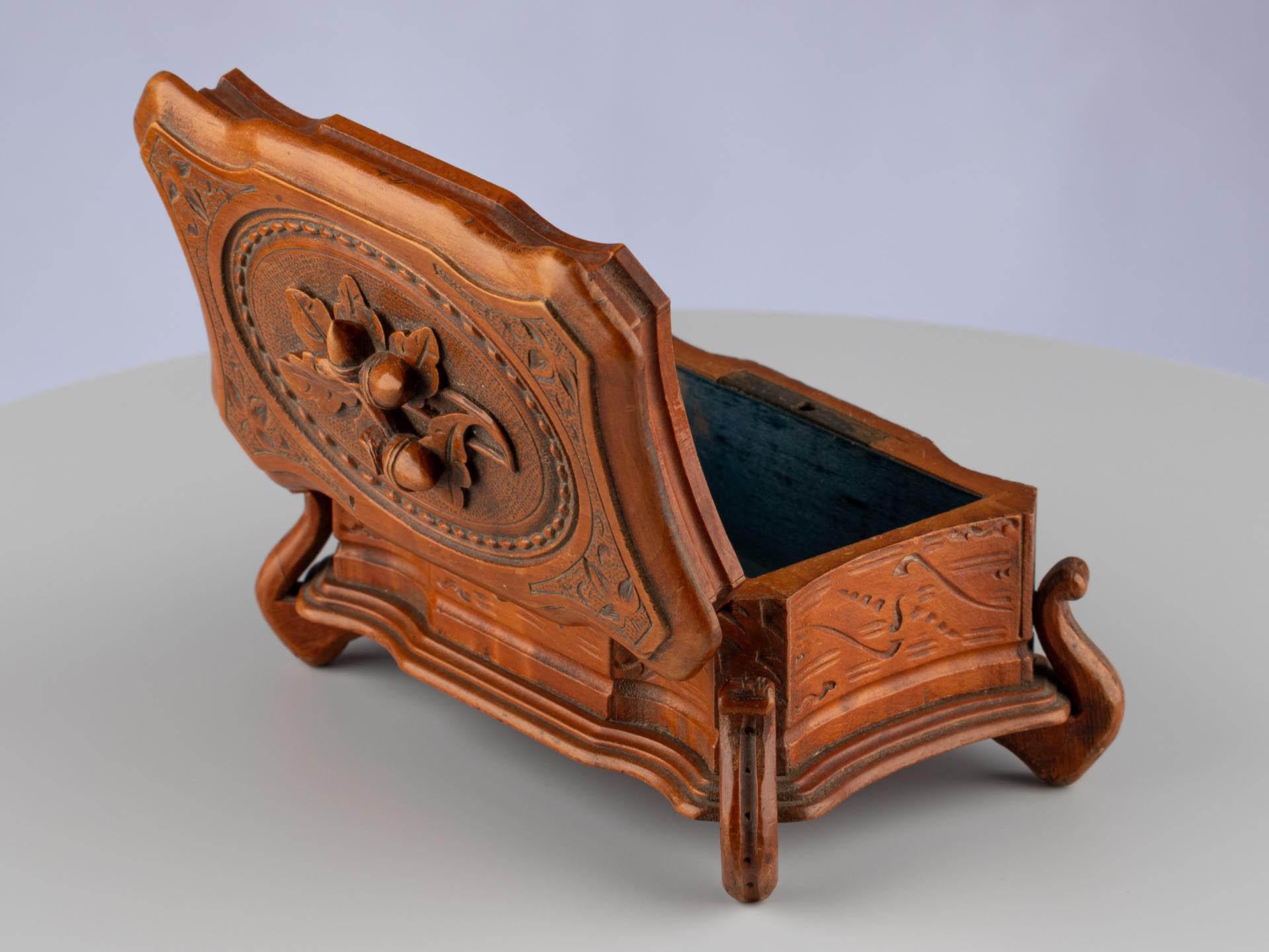 Antique Black Forest Hand-Carved Brown Wooden Trinket Jewellery Box, circa 1900 For Sale 8